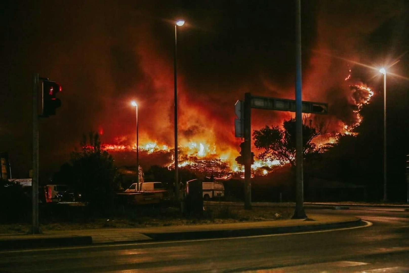 An der Adriaküste verschlangen die Flammen Tausende Hektar Land. Leserreporter teilten ihre Fotos mit der "Heute"-Community.