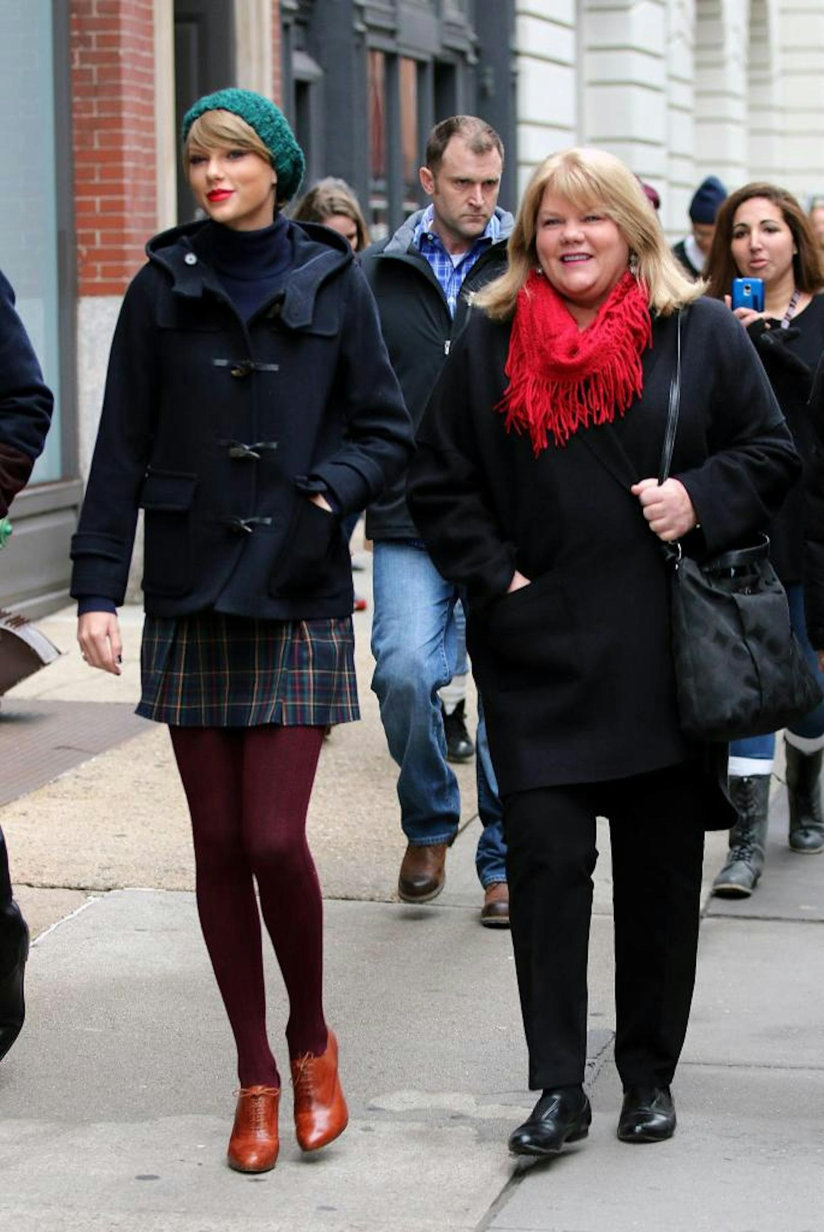 Taylor Swift unterwegs mit ihrer Mutter Andrea (Archivfoto vom 22.12.2014)