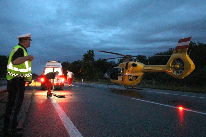 Der Verletzte musste mit Hilfe eines hydraulischen Rettungssatzes aus dem Auto geholt werden.