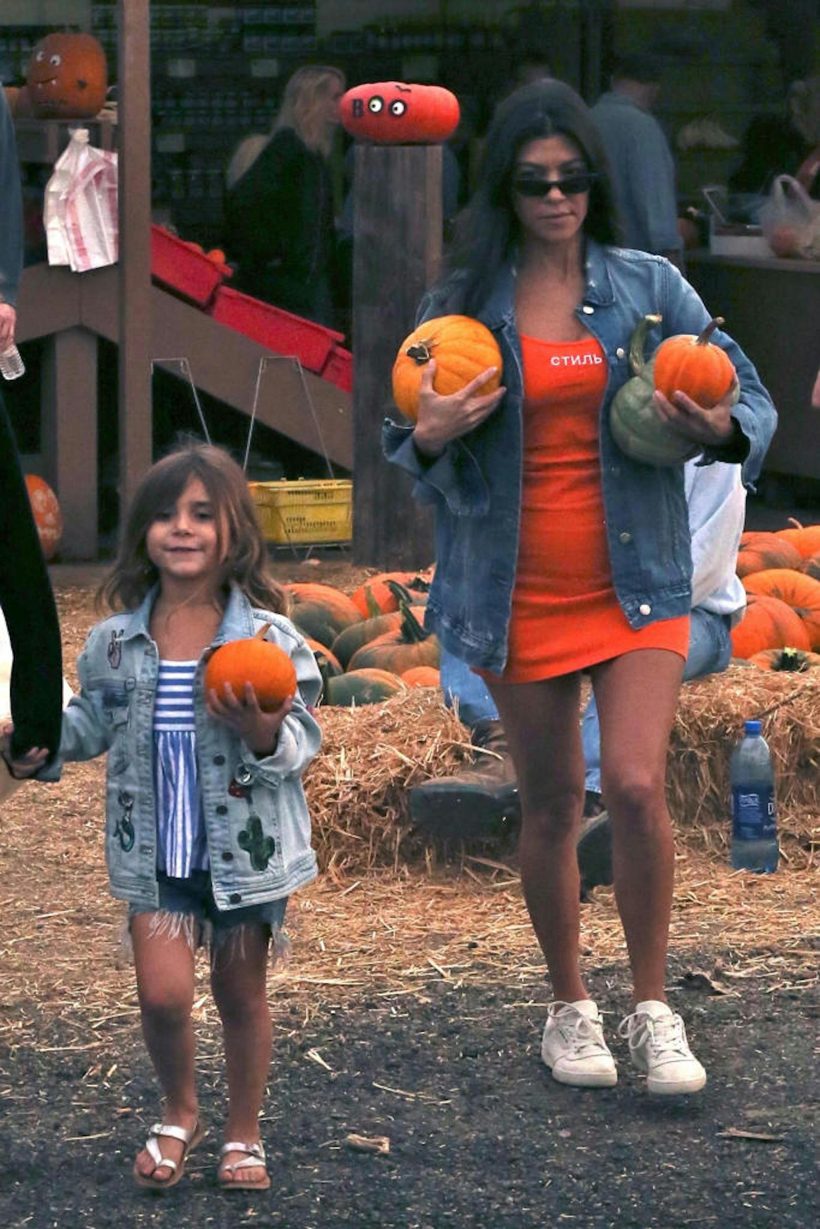Kourtney mit ihrer Tochter bei den Halloween-Vorbereitungen
