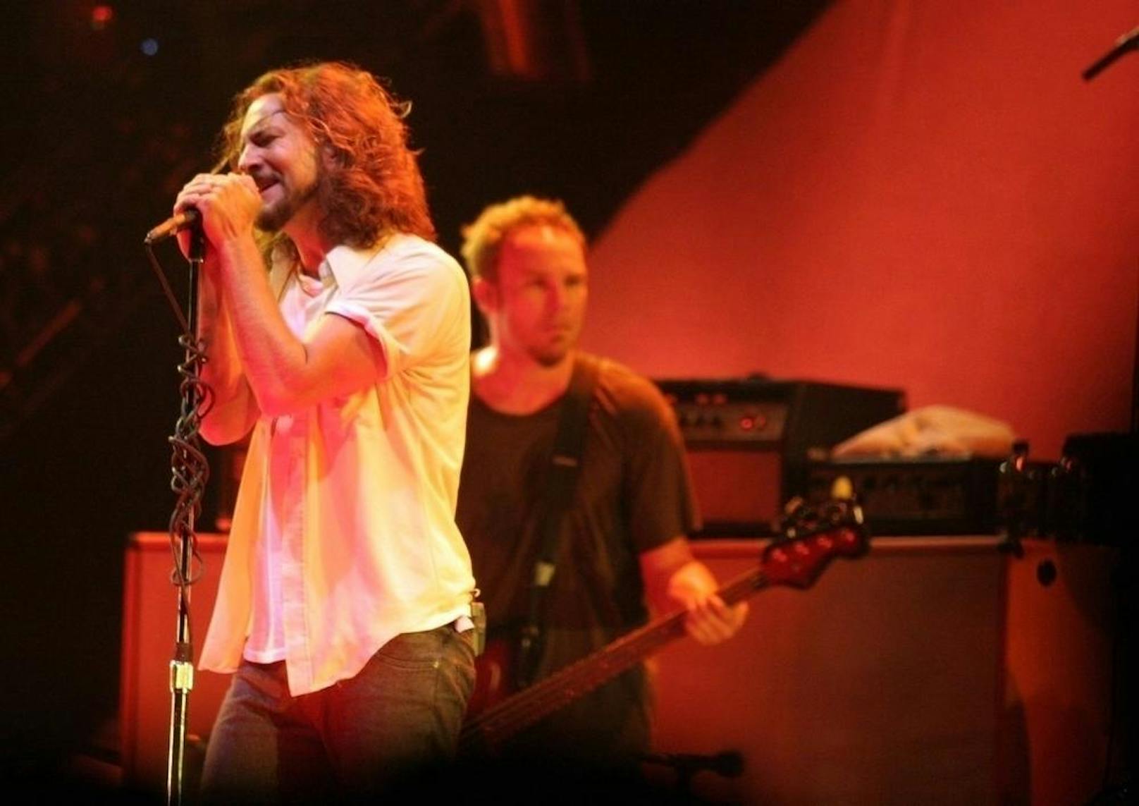 Sänger Eddie Vedder (li.) und Bassist Jeff Ament (re.) von Pearl Jam