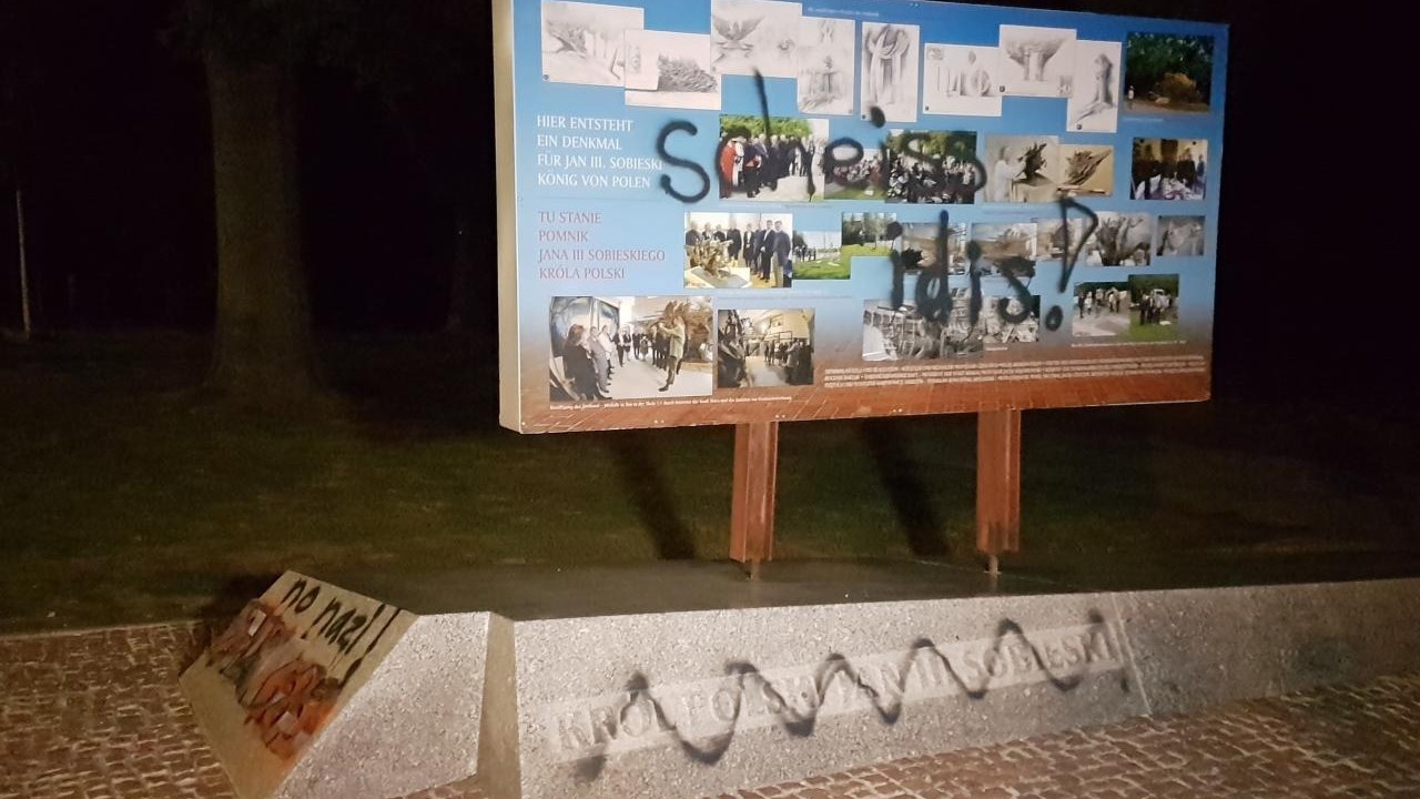 Der Sockel mit der Inschrift wurde bereits verunstaltet.