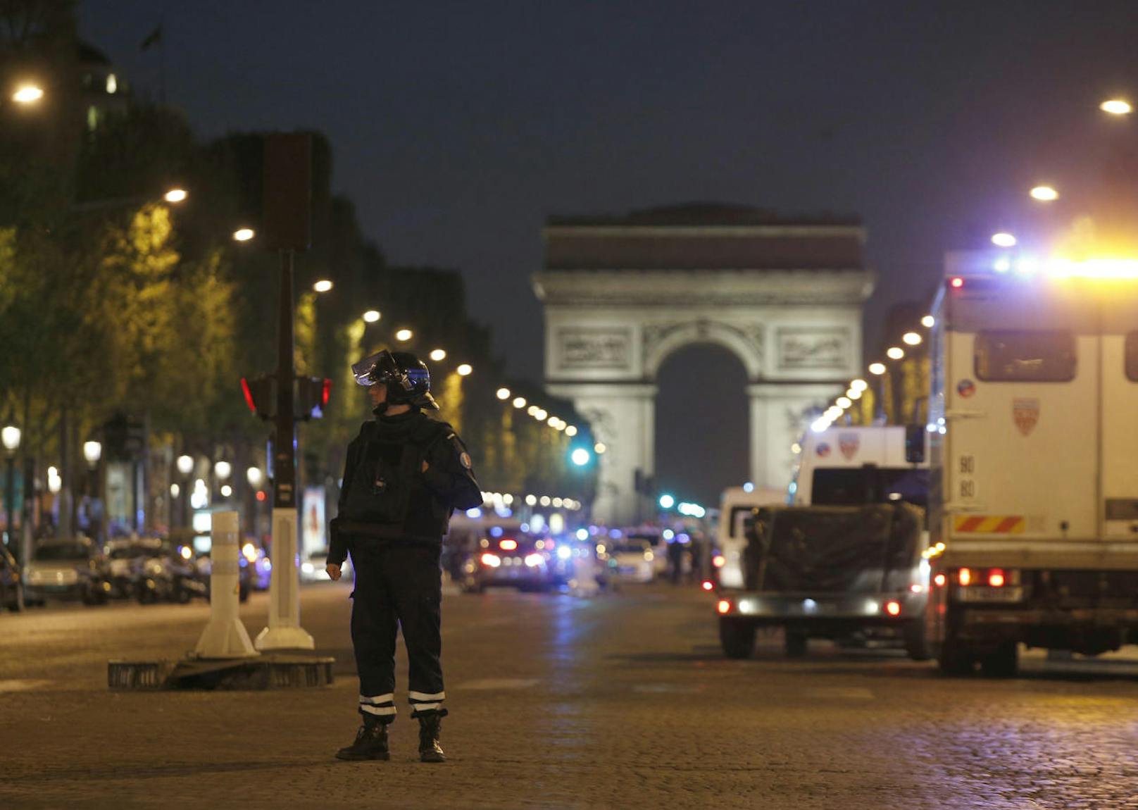 Auf Fernsehbildern war zu sehen, wie die Champs-Elysées komplett gesperrt wurden. Zahlreiche Polizisten waren vor Ort.