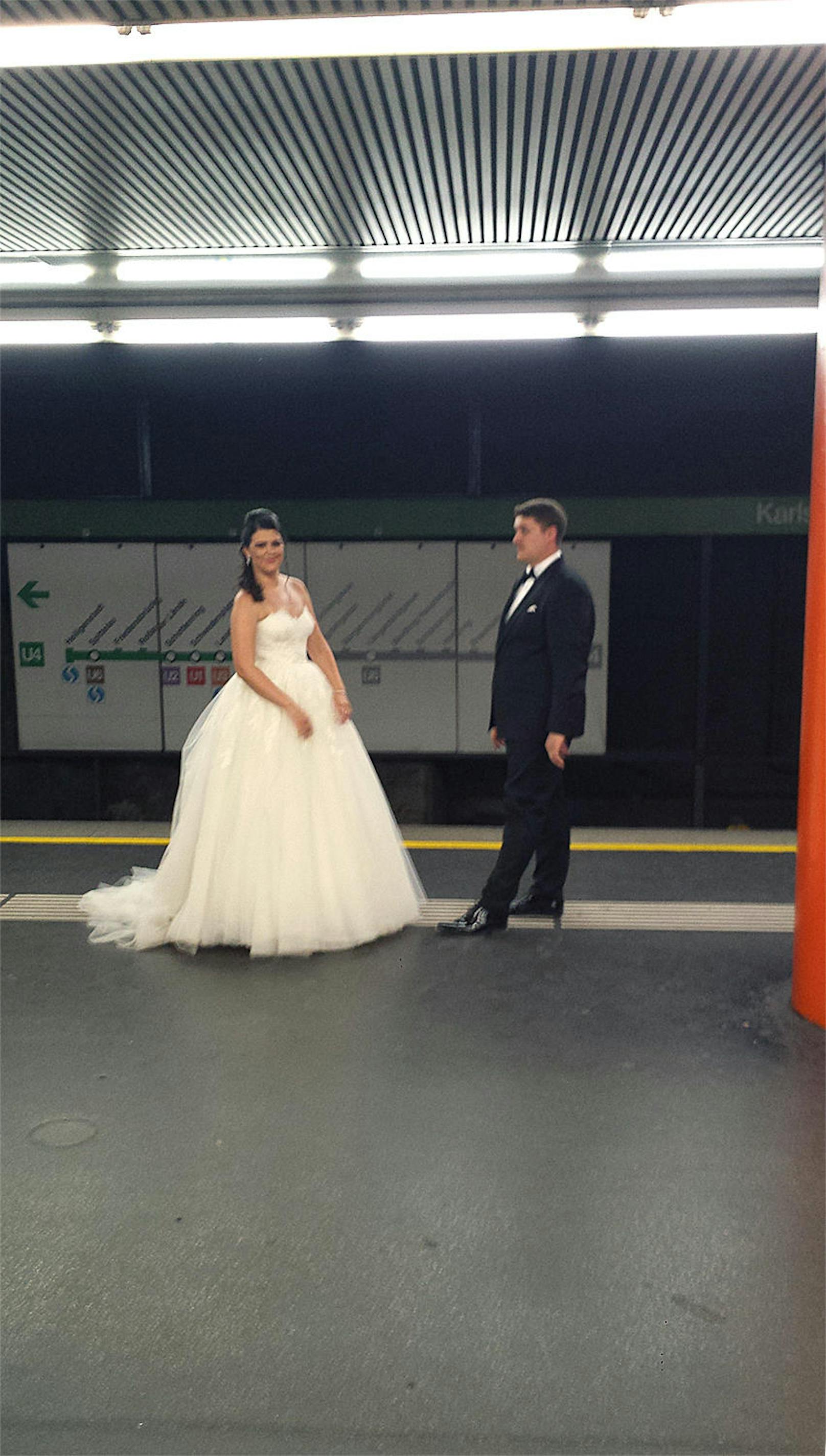 Ein Pärchen ließ sich in der U-Bahn ablichten - im besten Hochzeitsgewand!