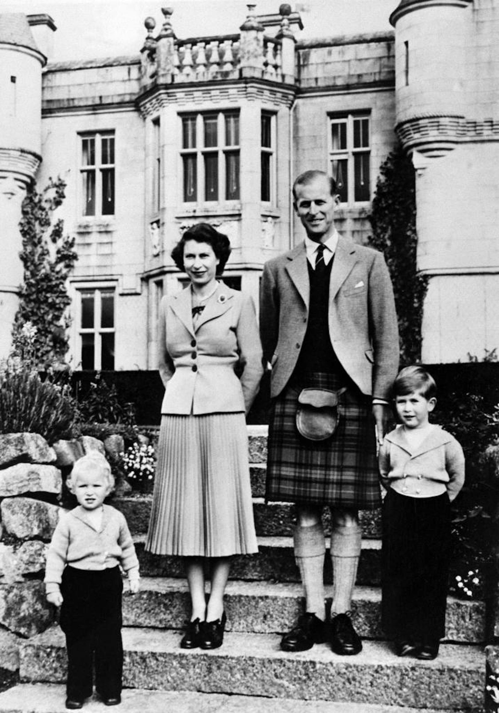 Im Gespräch mit einem schottischen Fahrlehrer 1999 fragte er: "Wie schafft ihr es, die Einheimischen lang genug nüchtern zu halten, dass sie ihre Fahrprüfung machen können?"&nbsp; Bild: Königin  Elizabeth II mit Prinz Philip und den Kindern in Balmoral