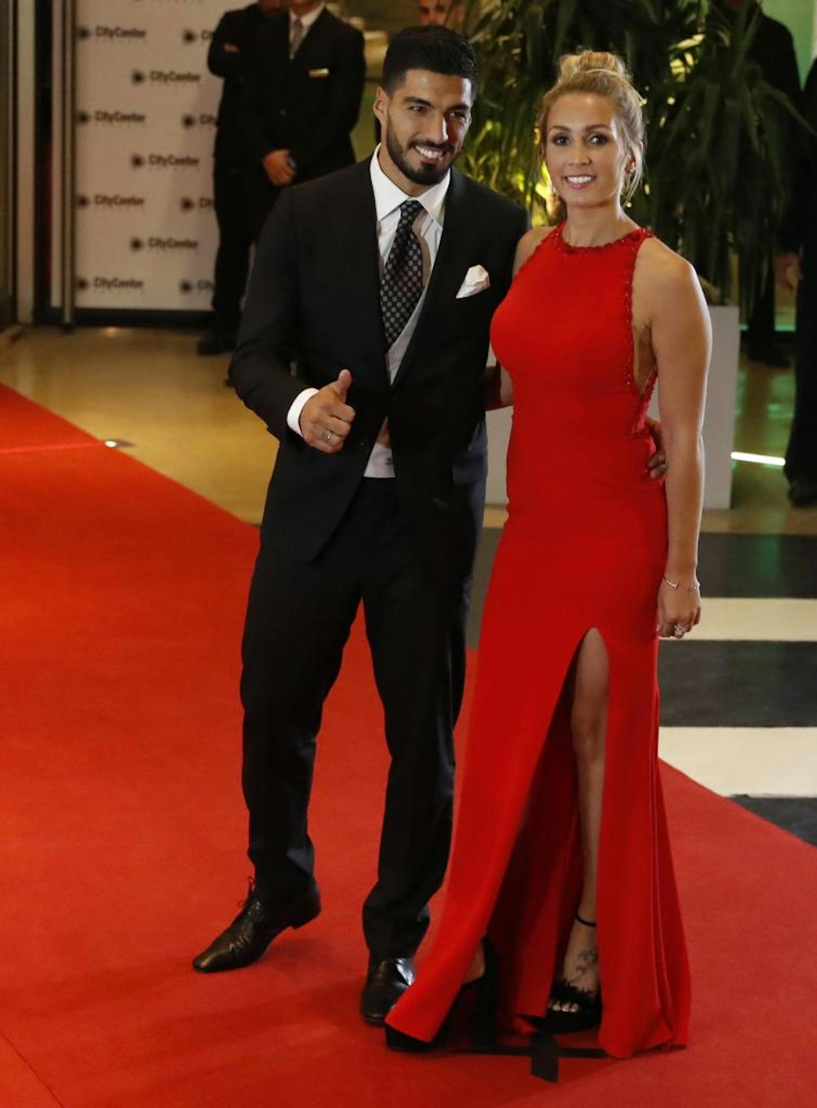Luis Suarez und seine Frau Sofia Balbi bei der Hochzeit von Lionel Messi