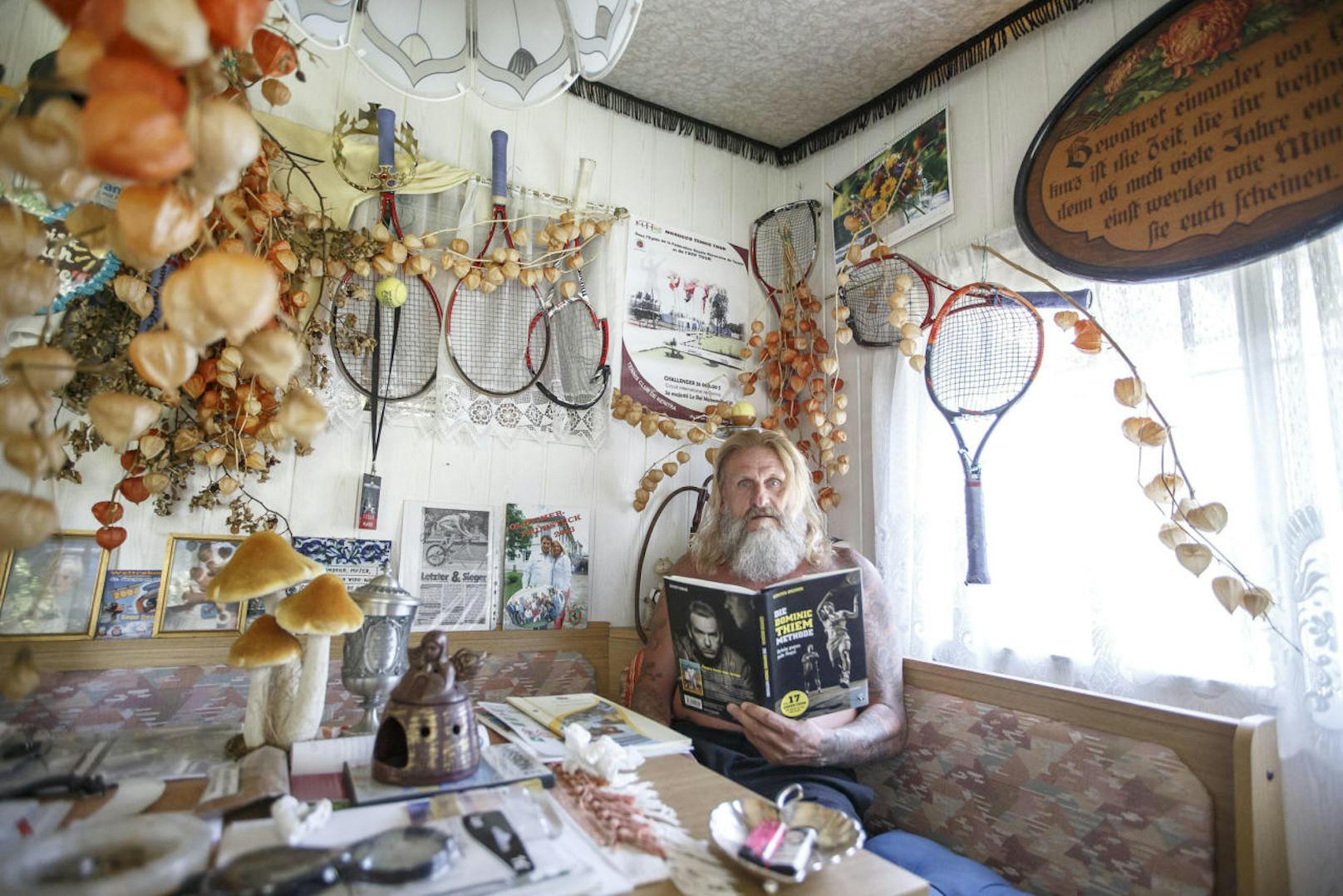 In seinem Wohnwagen hängen alte Tennisschläger, manche von seinem ehemaligen Schützling Dominic Thiem.