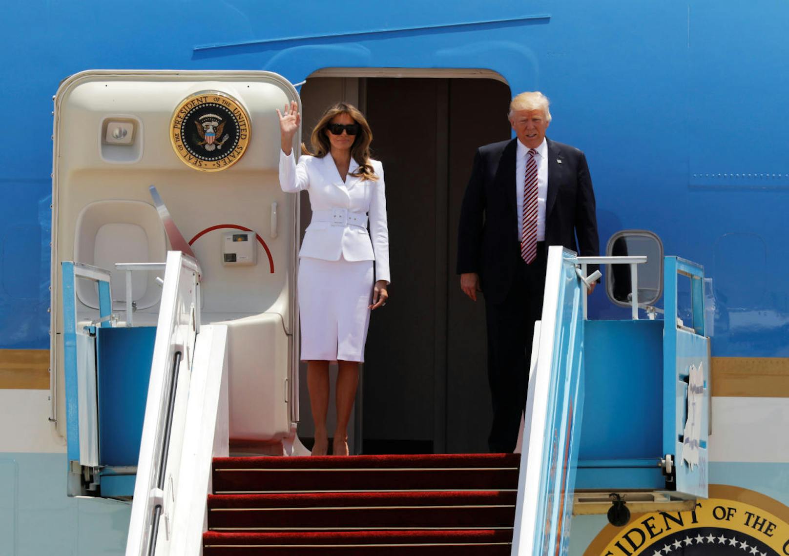 US-Präsident Donald Trump und seine First Lady Melania entsteigen der Air Force One bei ihrer Ankunft in Israel.