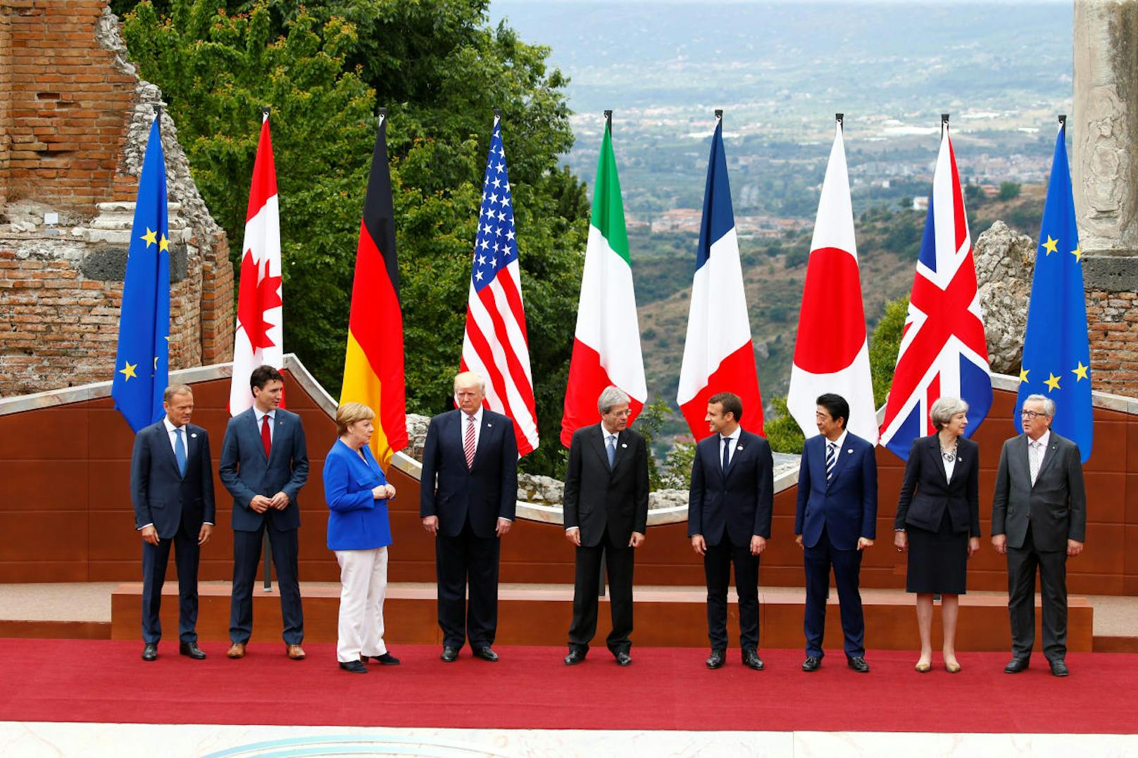 Donald Tusk, Justin Trudeau, Angela Merkel, Donald Trump, Paolo Gentiloni, Emmanuel Macron, Shinzo Abe, Theresa May und Jean-Claude (v.l.n.r.) treffen sich zum G7-Gipfel in Taormina