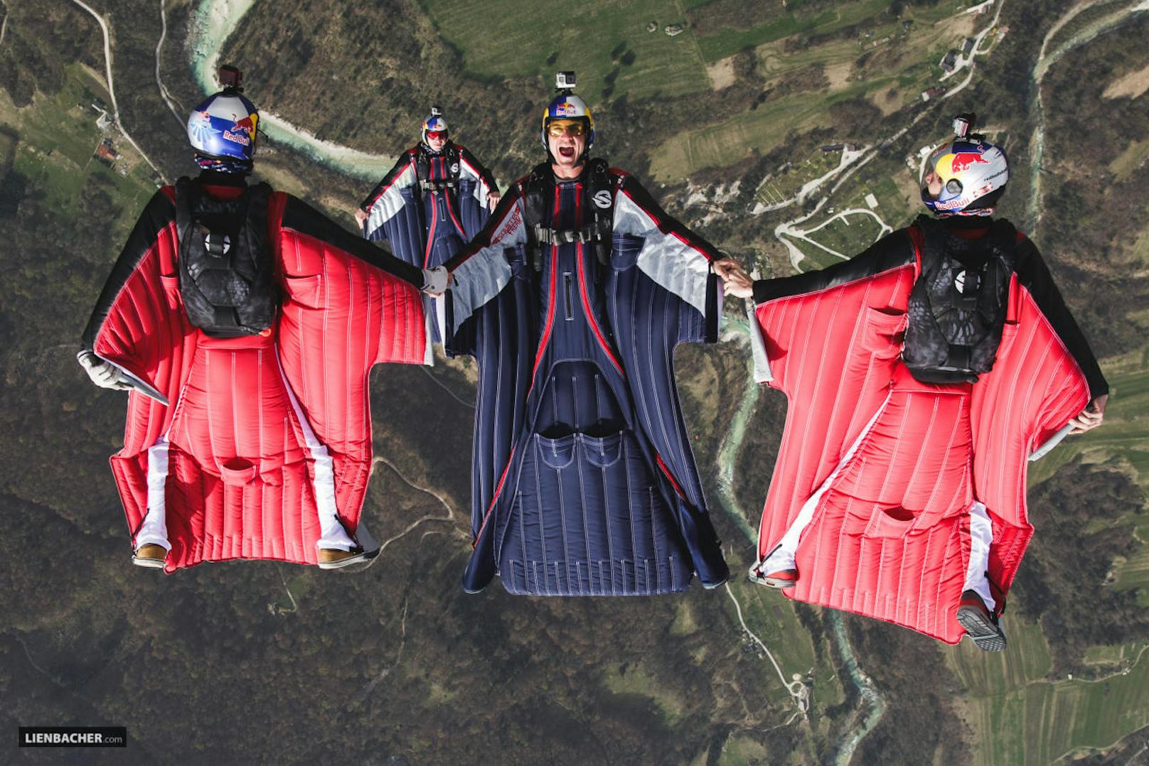 Extra spektakuläre Flüge und Stunts zeigt das Redbull-Skydive-Team.