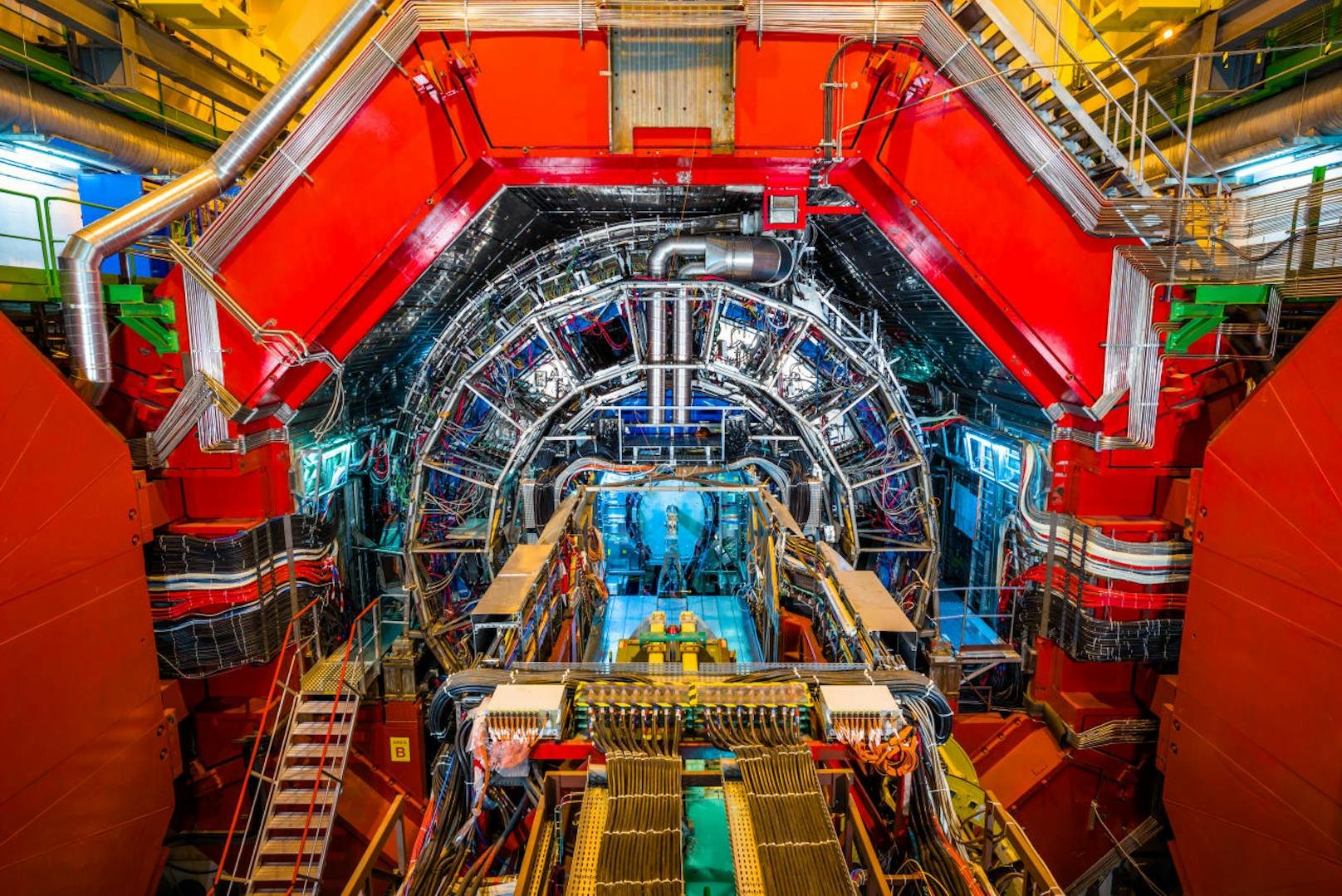 Am berühmtesten ist wohl der Large Hadron Collider, der weltweit grösste Teilchenbeschleuniger, an dessen Bau über 10.000 Wissenschaftler und Techniker aus über 100 Ländern beteiligt waren. Bei einem Besuch, der jedoch Monate im Voraus gebucht werden muss, erfährt man mehr über die Hintergründe.