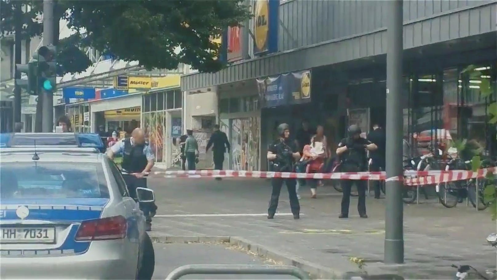 Der Täter betrat am Freitagnachmittag den Supermarkt im Stadtteil Barmbek und stach dort "unvermittelt auf Kunden ein", wie Polizeisprecherin Heike Uhde der Hamburger Polizei erklärte.