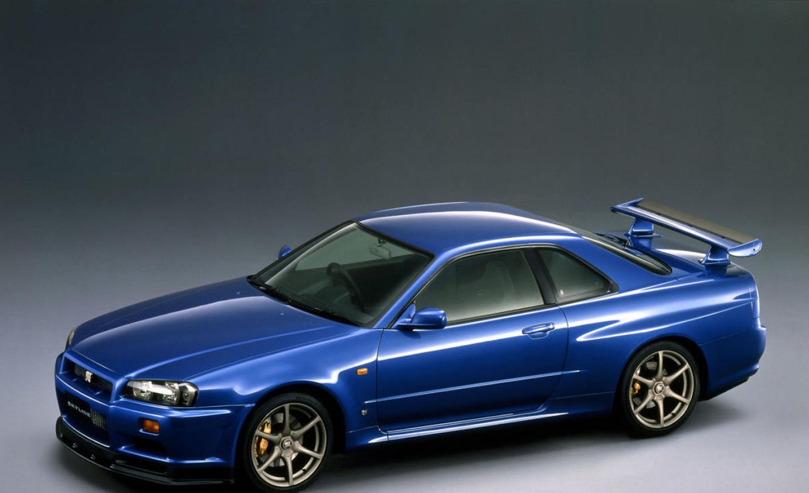 Präsentiert wurde der Nissan Skyline R34 GT-R V-Spec in Blau.