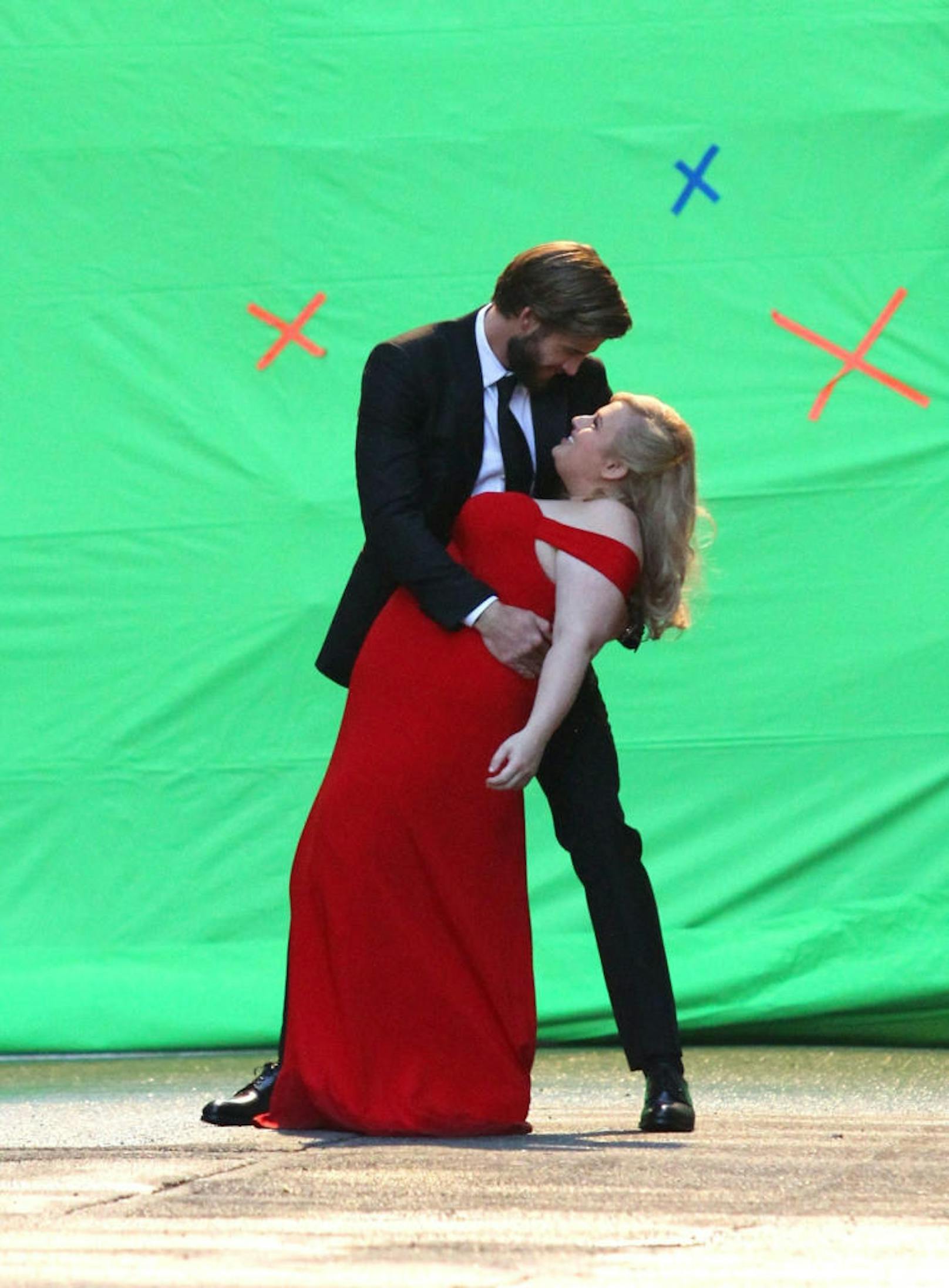 Die Bilder, die Rebel Wilson und Liam Hemsworth beim Küssen zeigen, wurde am Set von "Isn't It Romantic" in Manhattan aufgenommen.