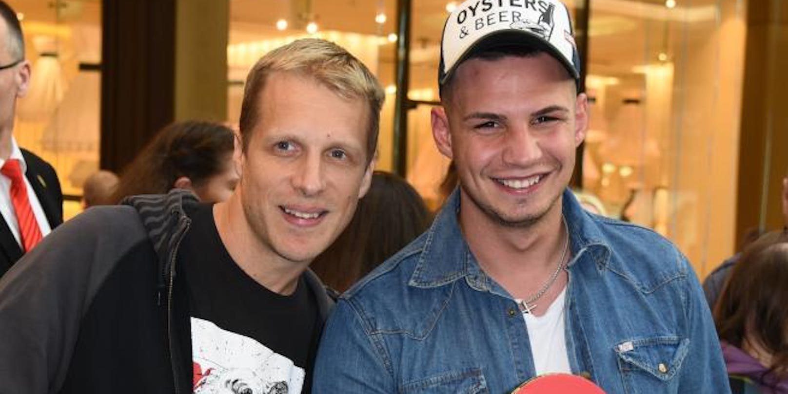 Oliver Pocher und Pietro Lombardi beim Promi-Charity-Event "Lass uns Lachen" in der Mall of Berlin am 18.03.2017