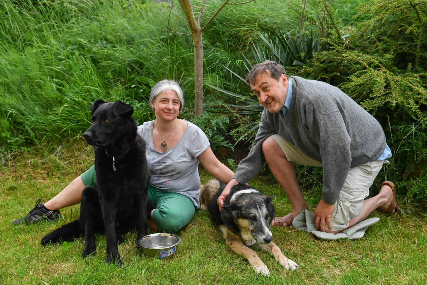 Rita M. (47) und Tomas Sch. (49) mit ihren neuen Vierbeinern.