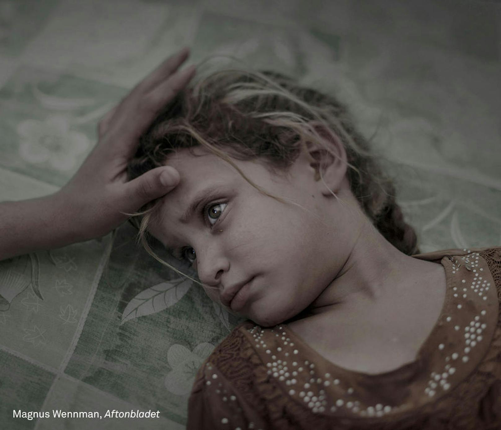 <b>People - 1. Preis, Singles</b><br> Was der IS überglassen hat<br>Maha, 5, und ihre Familie flohen aus dem Dorf Hawija nahe Mosul im Irak. Es sei die Angst vor dem IS und der Mangel an Nahrung gewesen, die sie zur Flucht gezwungen hätte, erzählt die Mutter. Jetzt liegt Maha auf einer verdreckten Matratze in einem überfüllten Tansitzentrum im Debaga Flüchtlingscamp. "Ich träume nicht und ich habe keine Angst mehr", sagt Maha leise, während ihre Mutter ihr übers Haar streicht.