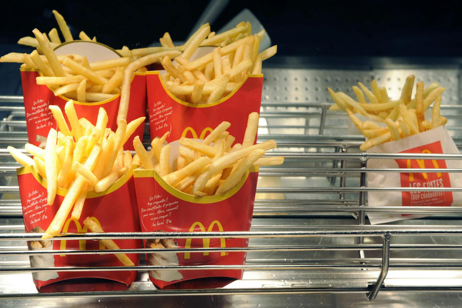 Ein Sprecher von McDonald's hat diese Vorwürfe gegenüber britischen Medien bereits dementiert: "Unsere Mitarbeiter arbeiten hart, um Kunden unserer Restaurants das bestmögliche Erlebnis zu bieten und wir weisen jegliche Vorwürfe, die anderes behaupten, vehement zurück."
