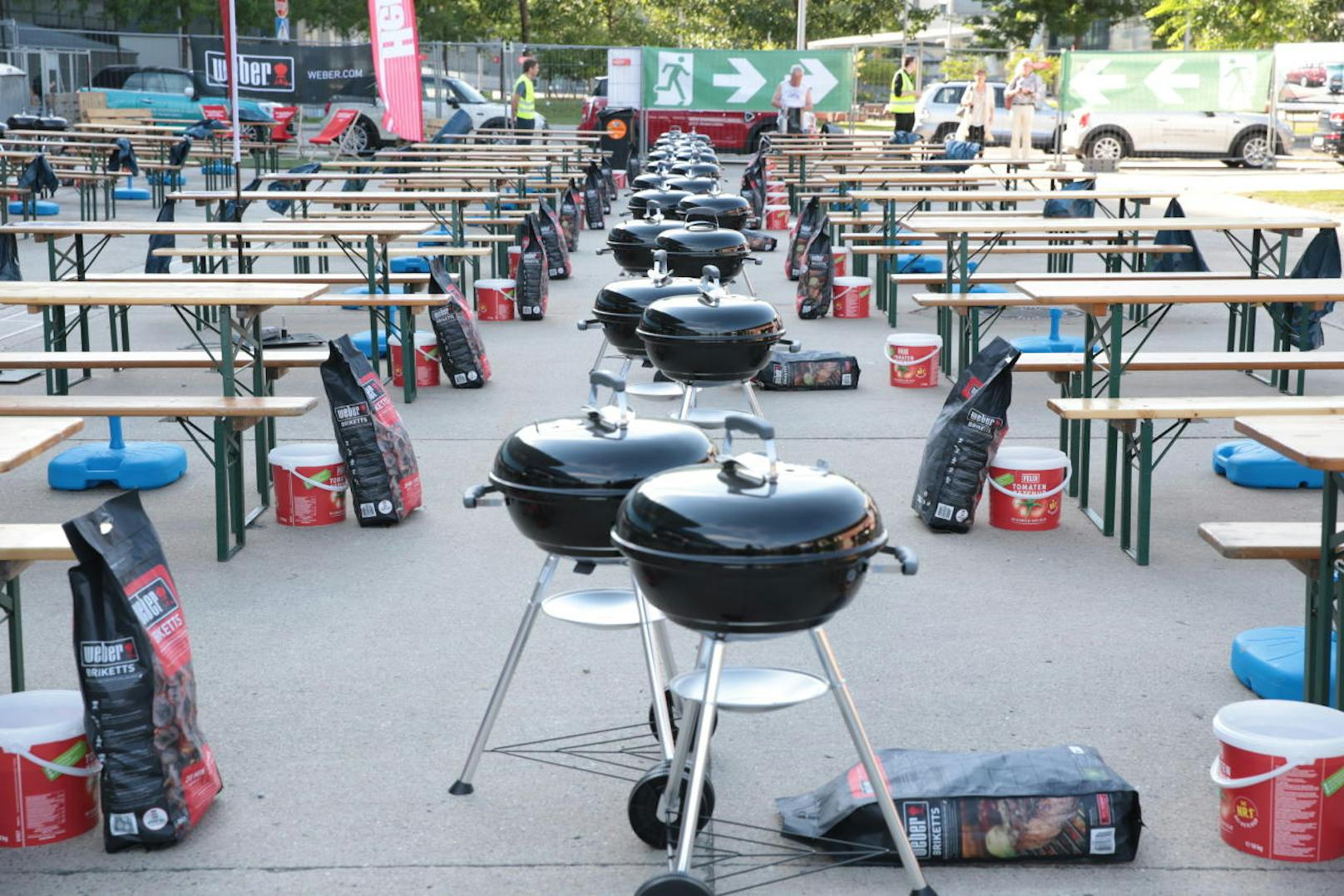 Vienna BBQ Days: Tolle Griller samt Kohle und Zubehör stehen für die Besucher bereit!