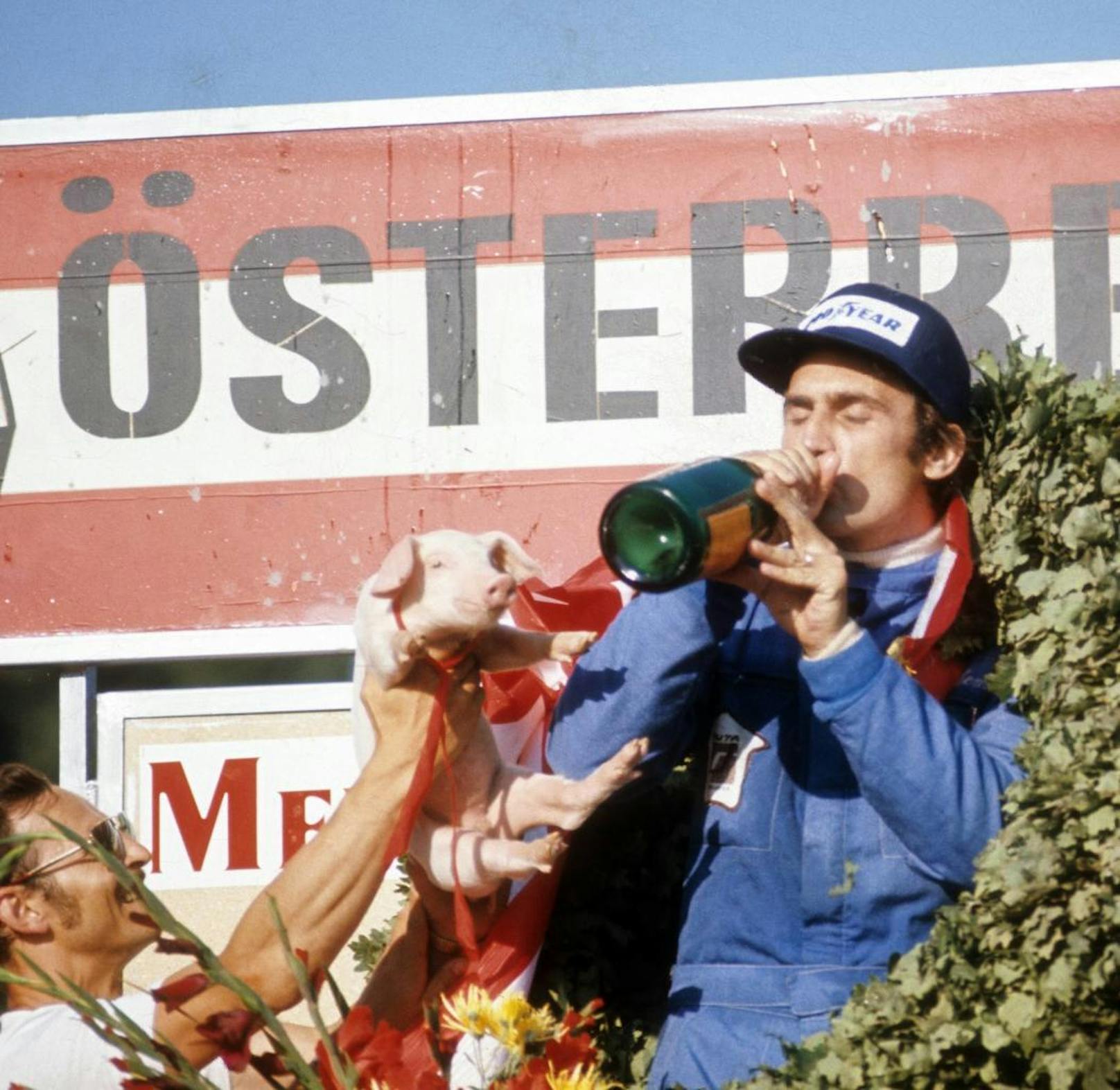 Der Argentinier Carlos Reutemann gewann 1974 auf seinem Brabahm Ford und nahm bei der Siegerehrung den hochverdienten Schluck aus der Champagnerflasche.
