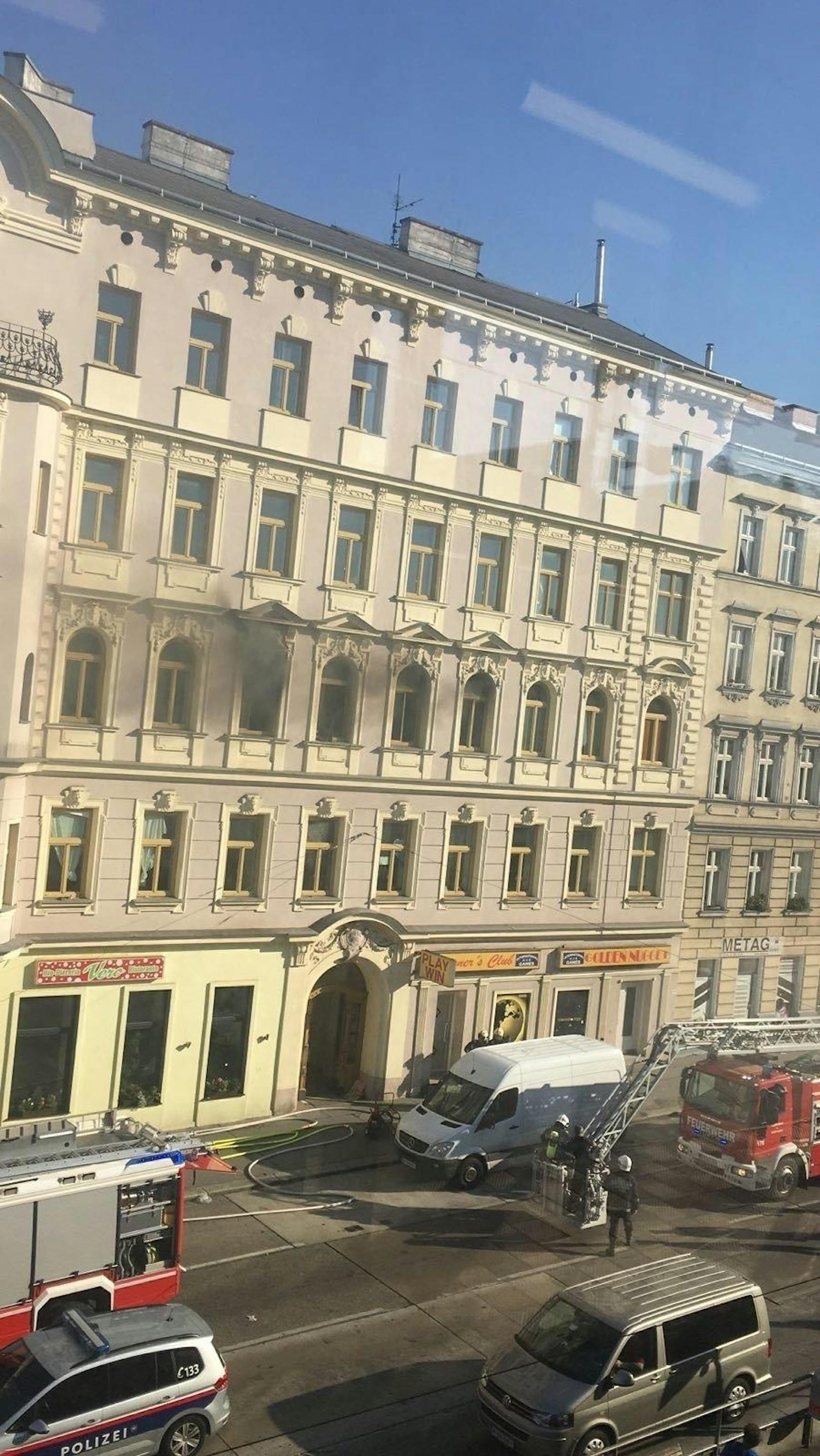 Feuer-Alarm in Wien-Alsergrund: Eine Wohnung gegenüber der U-Bahn-Station Nußdorfer Straße brennt.