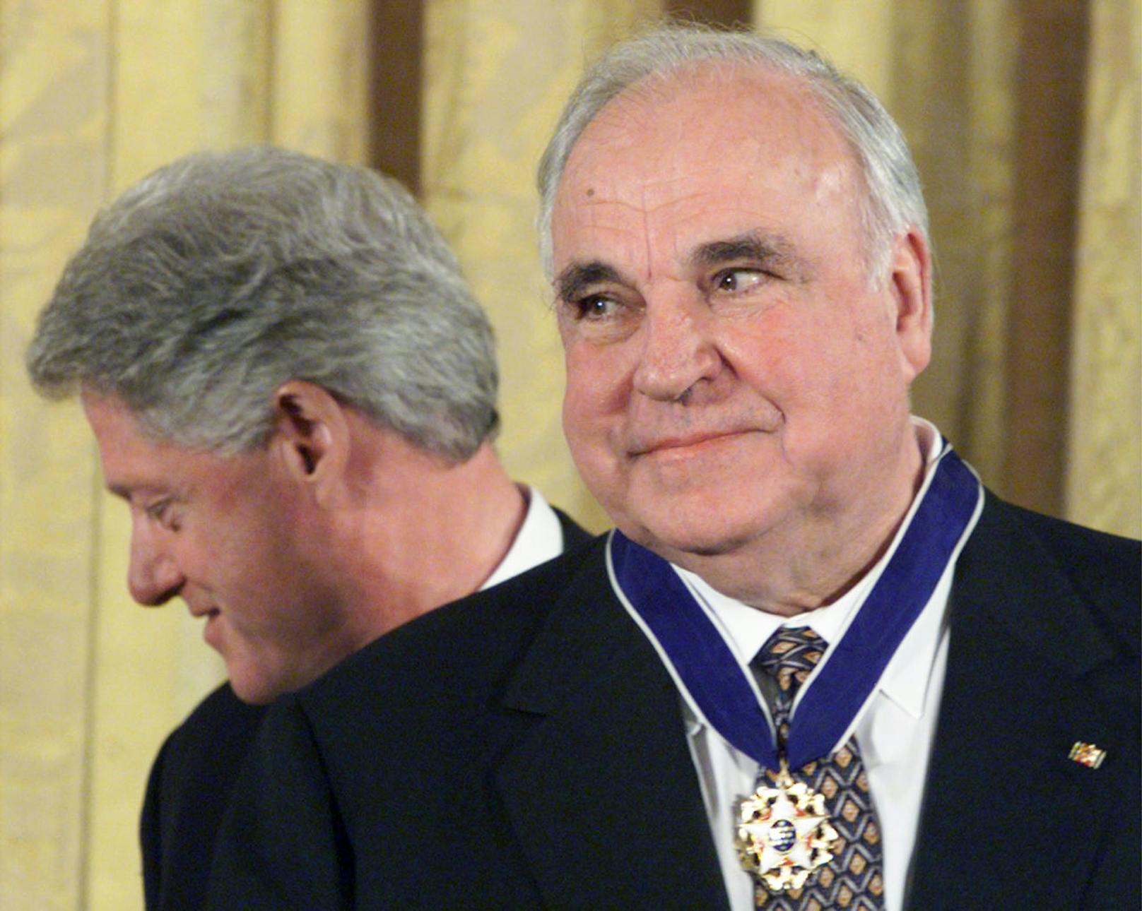Kohl, im Bild mit dem ehemaligen US-Präsidenten Bill Clinton, war 1973 bis 1998 zudem Bundesvorsitzender der CDU.