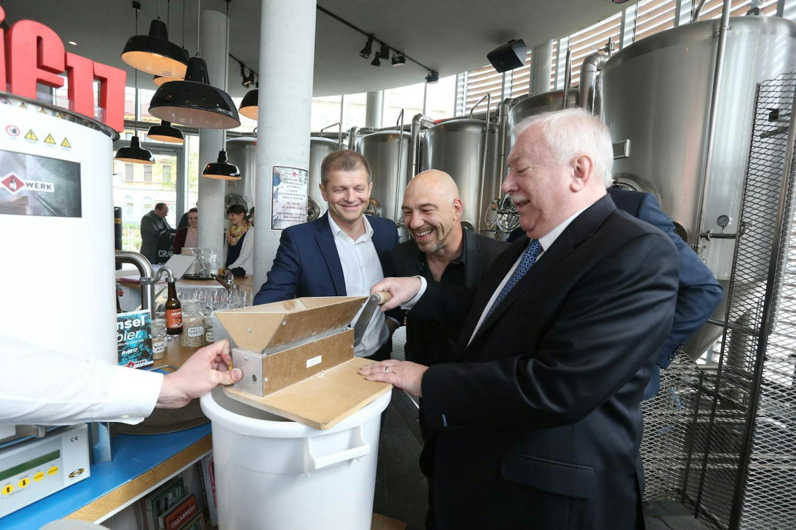 Sänger Roman Gregory und Bürgermeister Michael Häupl helfen beim Einmaischen des "Inselbiers".