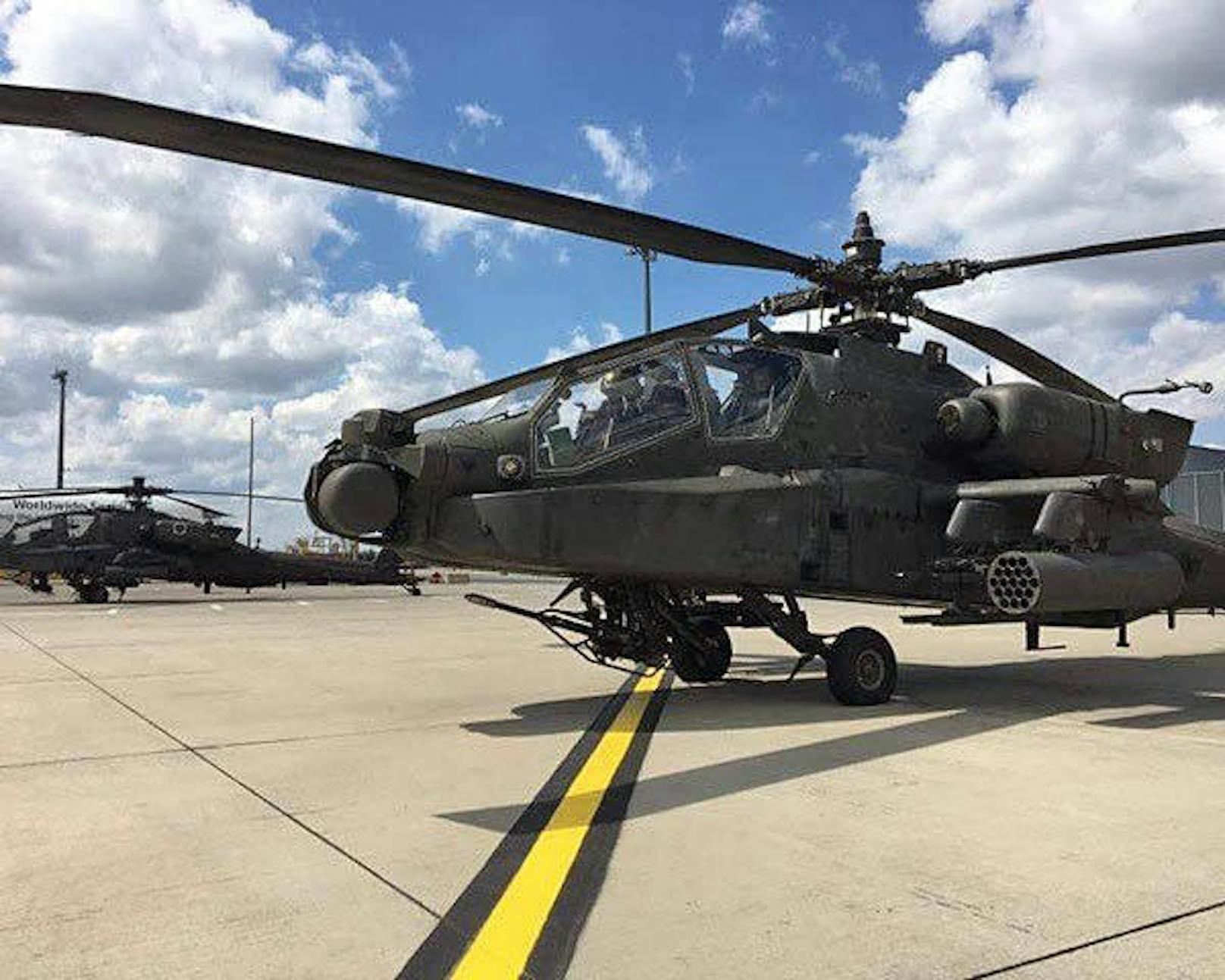 Ein "Heute"-Leser fotografierte die Kampfhubschrauber AH-64 "Apache" am Airport Schwechat.
