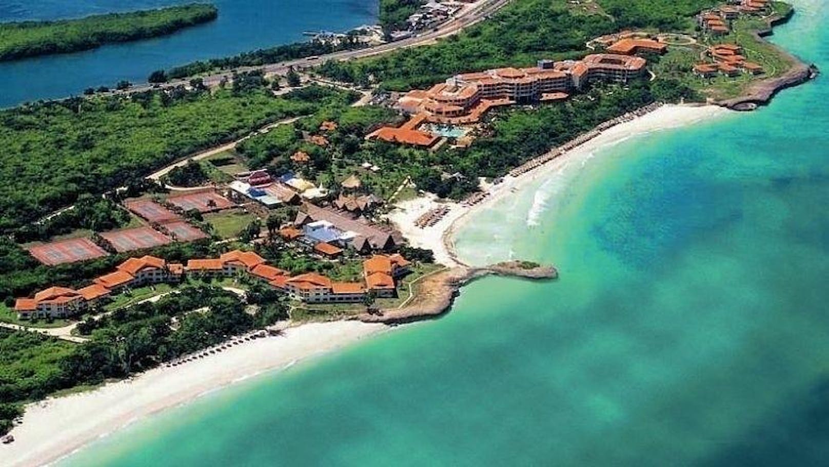 Kuba: Das Hotel Naviti Varadero liegt malerisch in einer Traumbucht. <a href="http://buchen.allesreise.at/?pagetype=reise&select=PO_2|ON_Y|BE_2,0,2|RA_13|RE_8939|KA_30%3E|AU_7:14|PR_150:5000|DE_2017-11-1%3E|RT_2018-3-31%3C|AB_VIE|VA_15&portal=2">Hier geht's zum Angebot!</a>