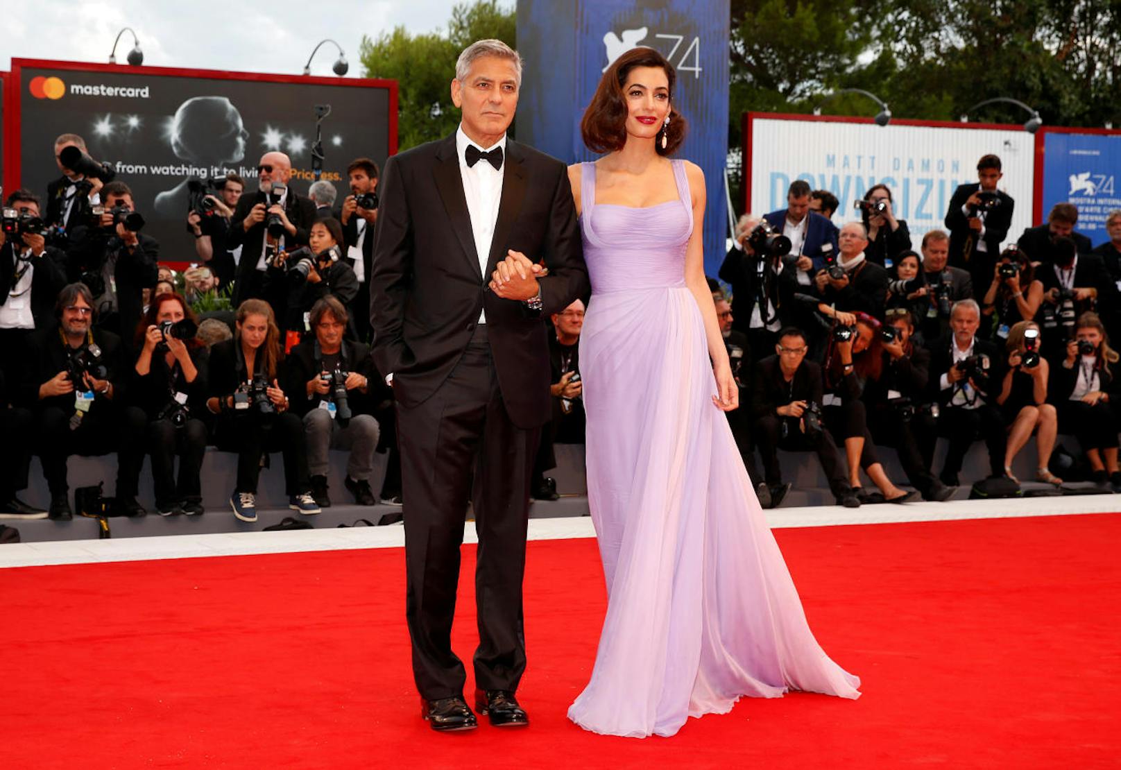 Actor and director George Clooney and his wife Amal pose during a red carpet event for the movie "Suburbicon" at the 74th Venice Film Festival in Venice, Italy September 2, 2017. REUTERS/Alessandro Bianchi - RC1C5E79B7A0