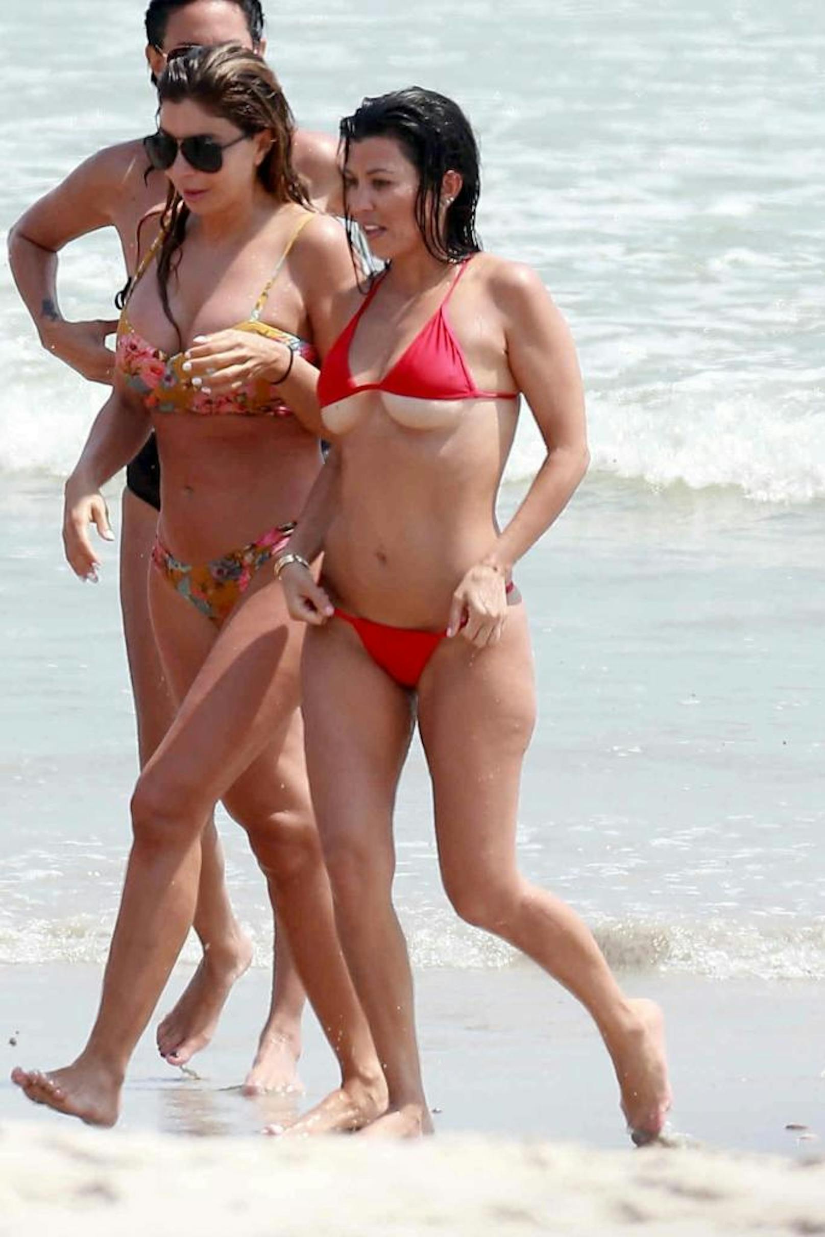 ...zeigt Schwester Kourtney Kardashian wie ein falsch ein Bikini sitzen kann.