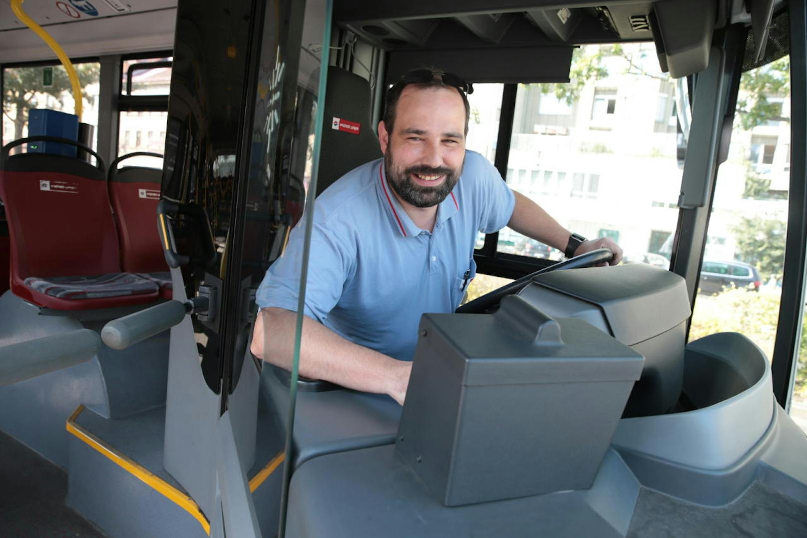 Busfahrer Olivier zaubert seinen Fahrgästen jeden Tag ein Lächeln ins Gesicht. Eine Leserin bedankt sich nun mit einem offenen Brief bei ihm. "Heute" hat ihn getroffen.