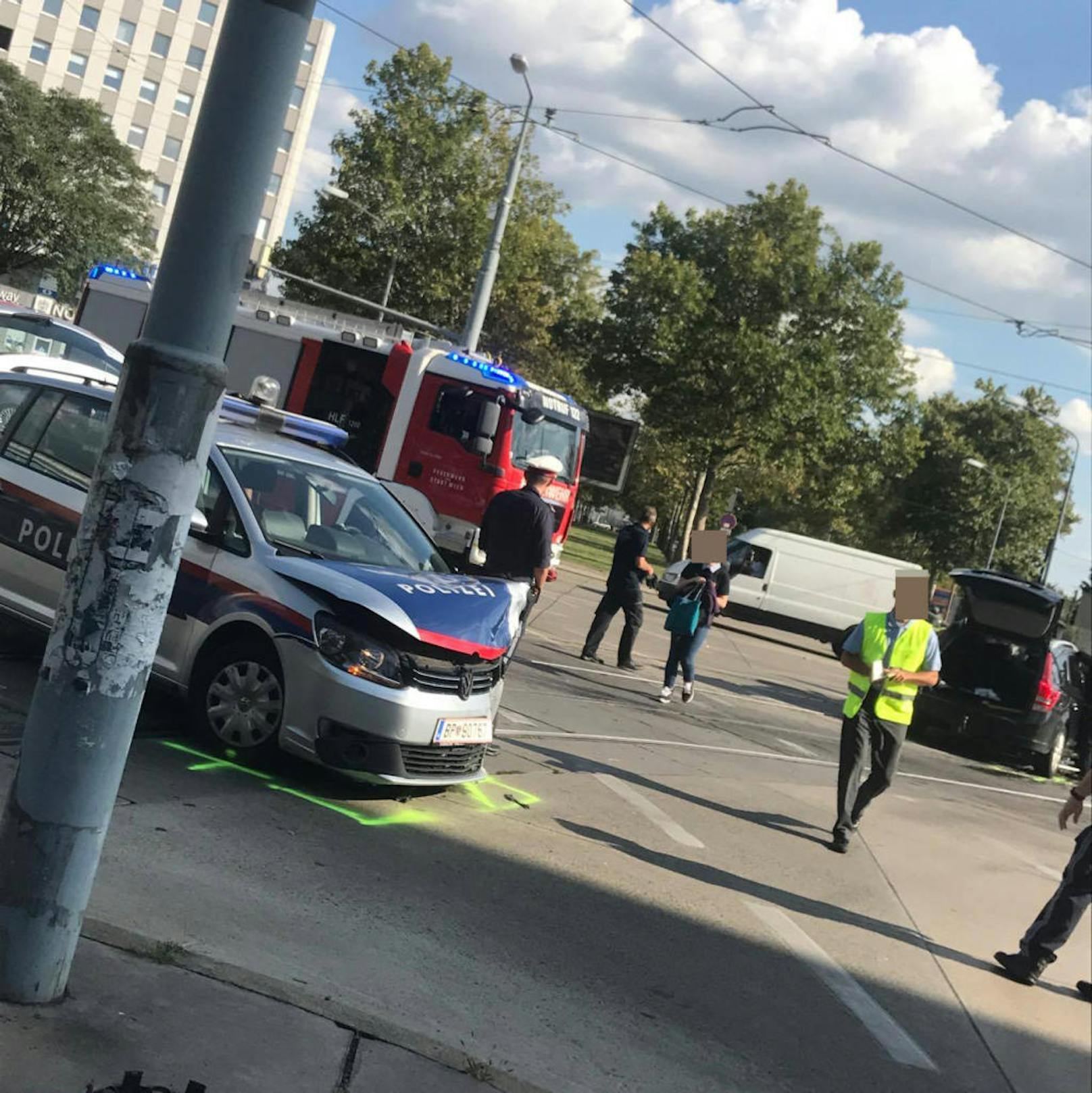Dienstagnachmittag kam es auf der Wagramer Straße zu einem Verkehrsunfall zwischen einem Polizeiauto und einem privaten Pkw.