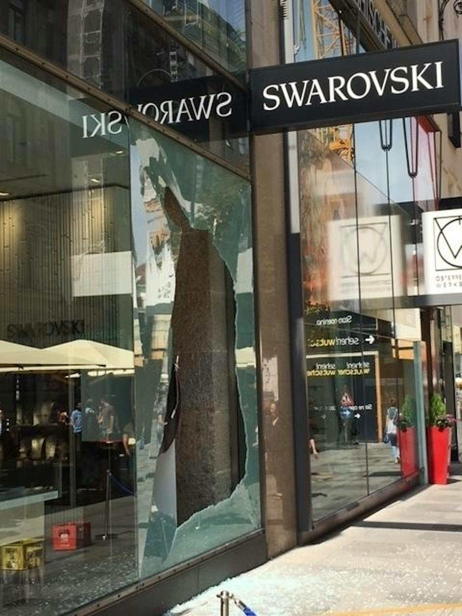 Mittwochvormittag zerschellte auf der Kärntner Straße ein Auslagenfenster des Edeljuweliers Swarovski. Einbruchsversuch war es keiner.