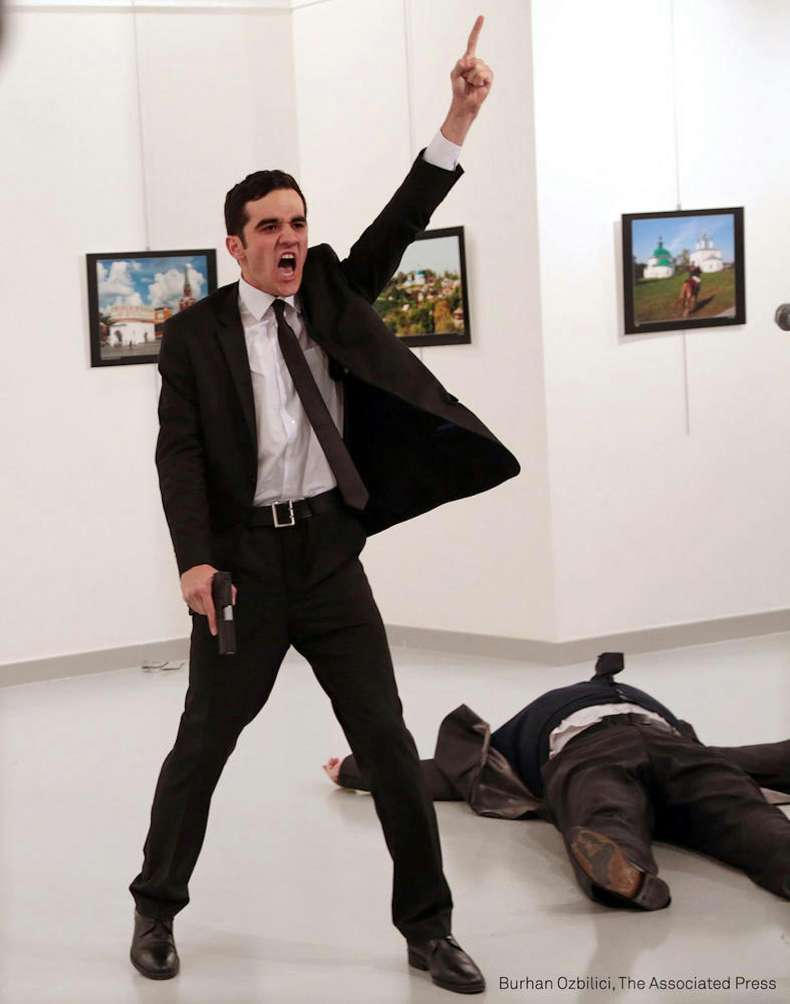 <b>World Press Photo des Jahres</b><br>Mevlut Mert Altintas schreit, nachdem er den russischen Botschafter in der Türkei, Andrei Karlov, in einer Kunstgallerie in Ankara erschossen hat