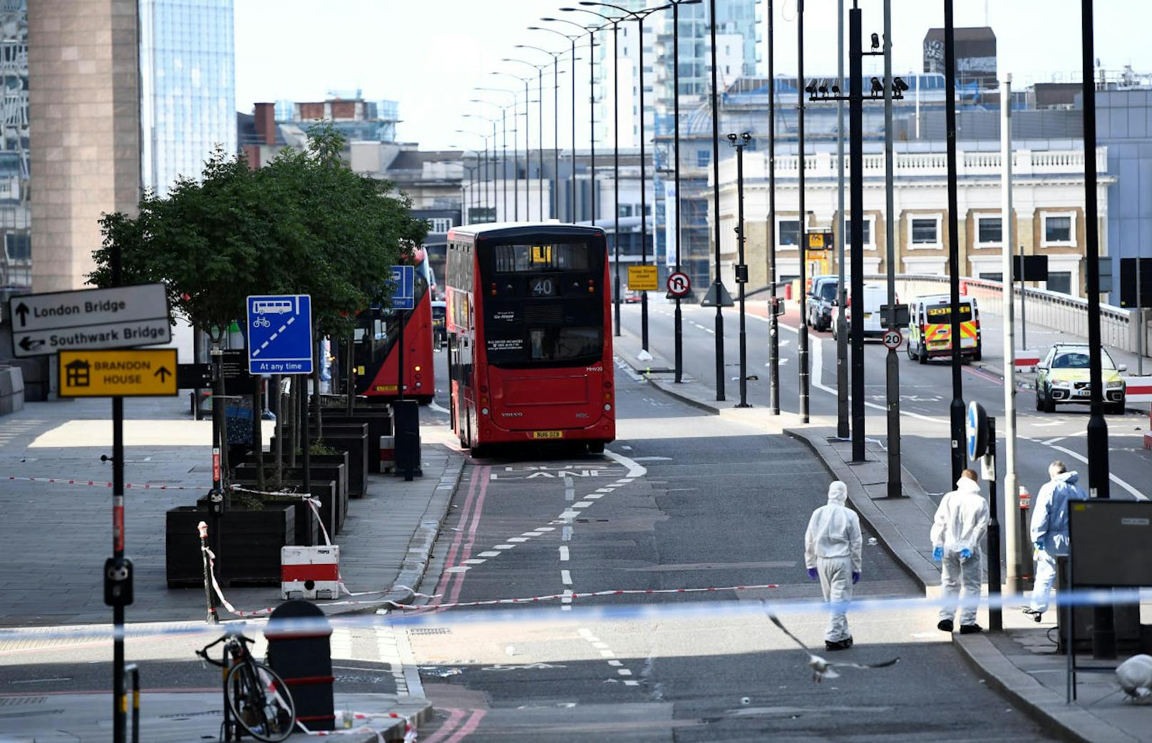 Am Tag nach dem Anschlag: Bewaffnete Polizisten patrouillieren in der Londoner Innenstadt. Der Anschlagsort ist noch abgesperrt, Forensiker ermitteln.