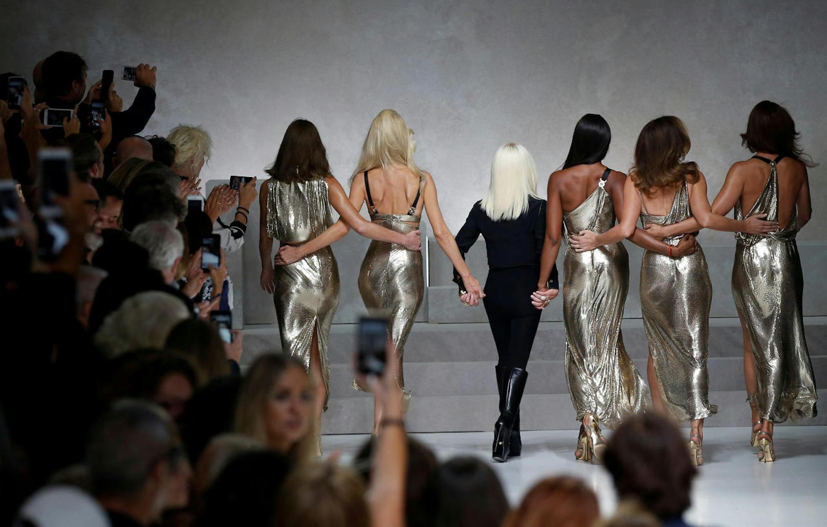 Triumphaler Abgang: Donatella Versace ist mit dem Auftritt der Supermodels ein genialer Coup gelungen