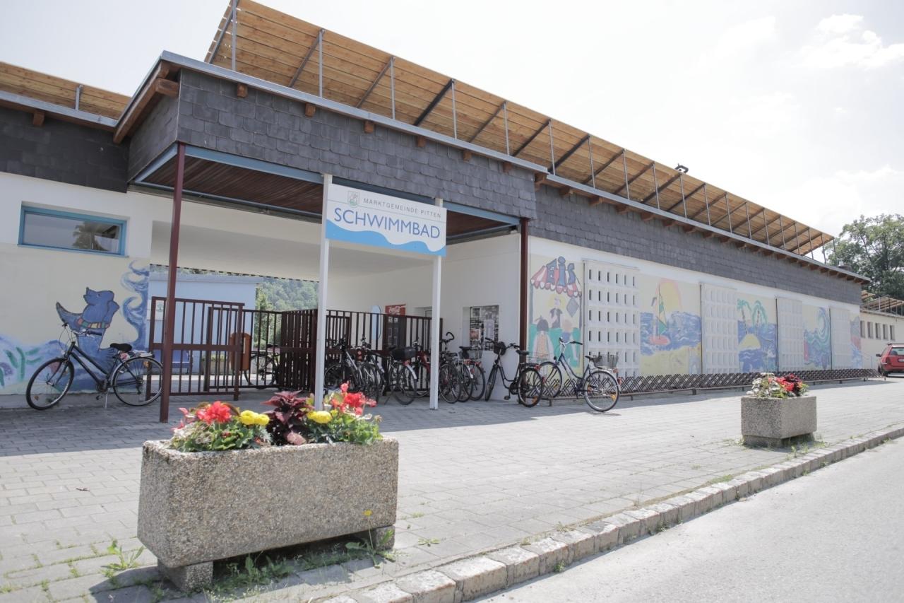 Der Eingang zum Schwimmbad.