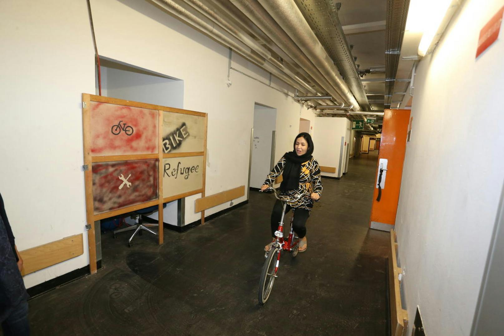 Losradeln! Das kann Farideh A. jetzt. Sie hat das Radfahren auf reparierten Rädern aus der "Bike Kitchen" gelernt.