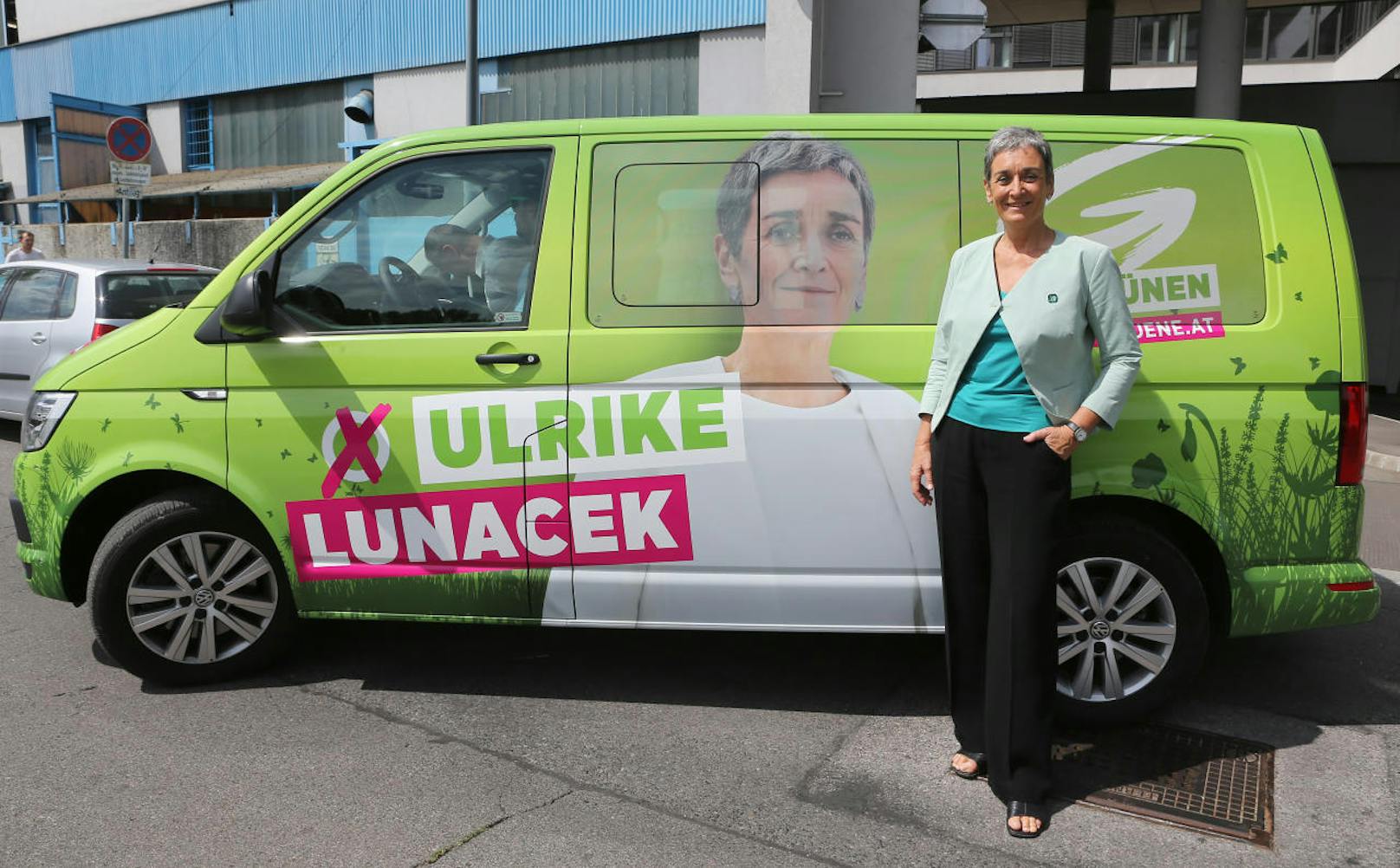 Ulrike Lunacek und ihr Wahl-Bus