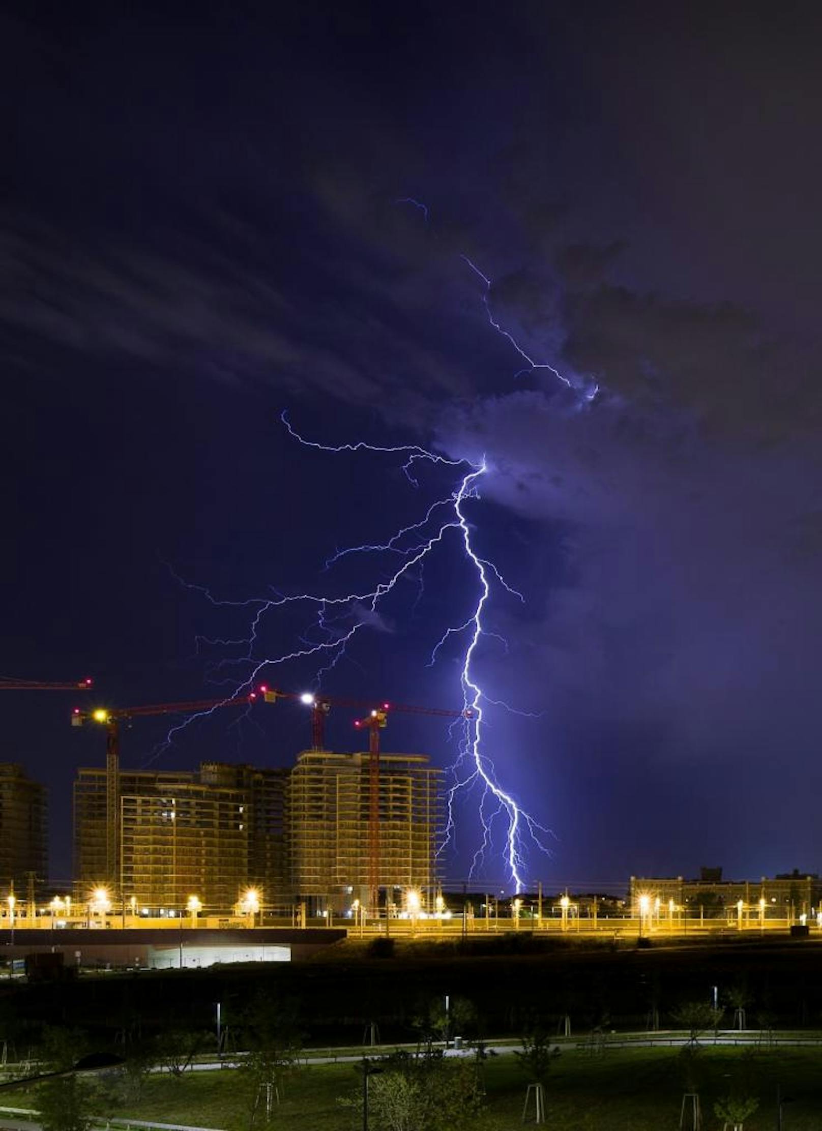 Leserreporter Christian L. fotografierte die Blitze vom Sonnwendviertel aus.