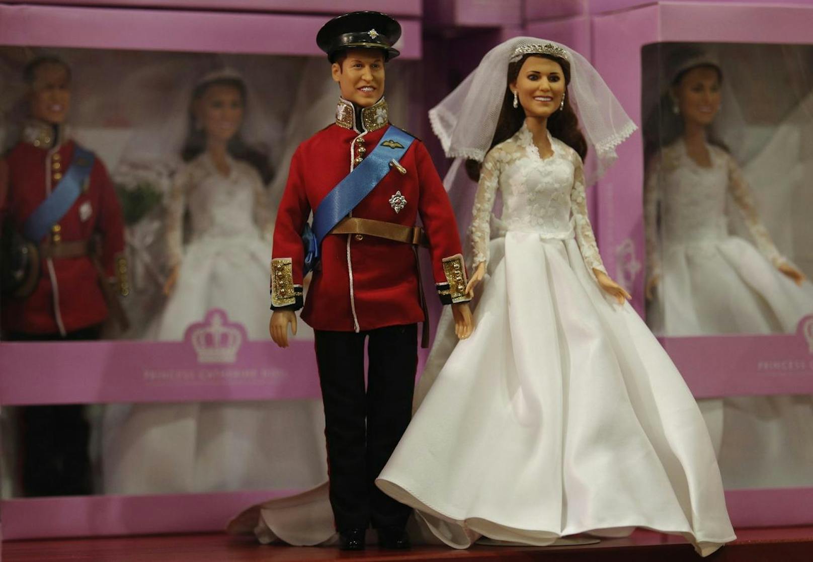 Die ganze Welt ist im Royal Wedding Fieber. Besoners beliebt: Kitschige Andenken, wie hier das royale Paar bei ihrer Puppen-Hochzeit