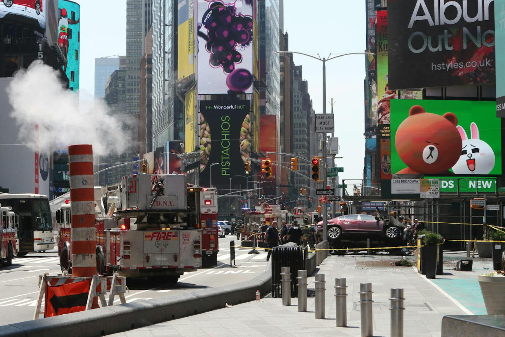 Auto rast in Menschenmenge am New Yorker Times Square