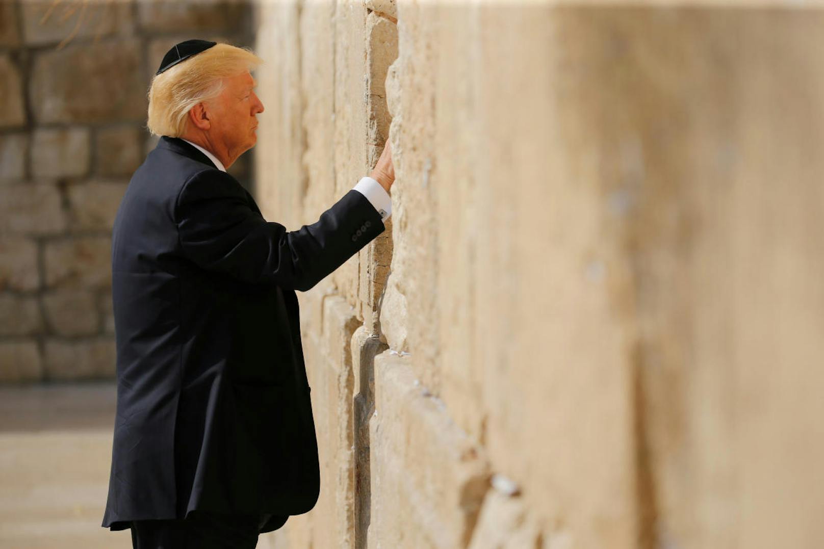 Trump berührt die Klagemauer in Jerusalem.