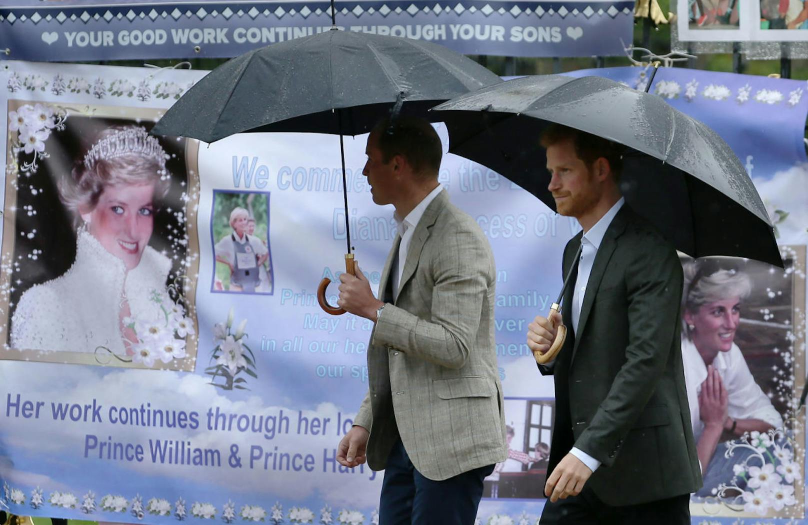 Wie vor 20 Jahren besuchten William und Harry den Zaun des Kensington Palasts um die Blumen und Plakate zu betrachten, die Zehntausende dort platzierten.