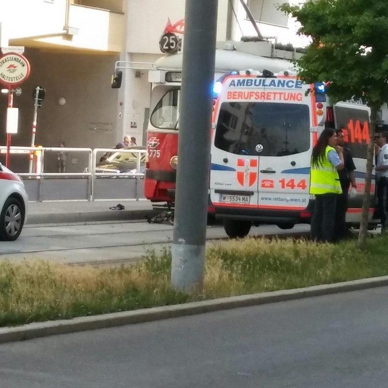Schwerer Unfall im 22. Bezirk: Radfahrer von Straßenbahn erfasst