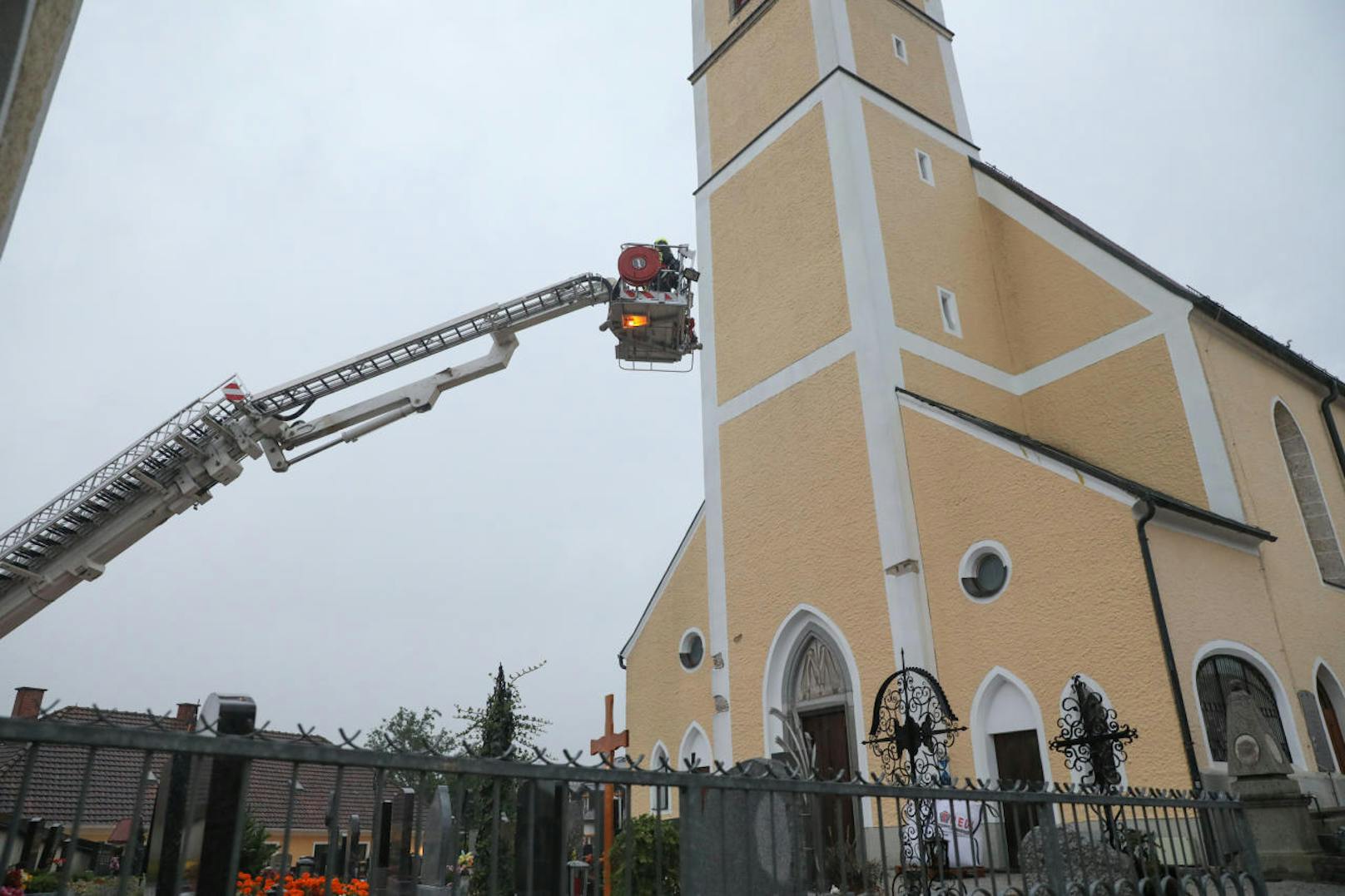 In Gunskirchen wurde das Dach der Kirche beschädigt.