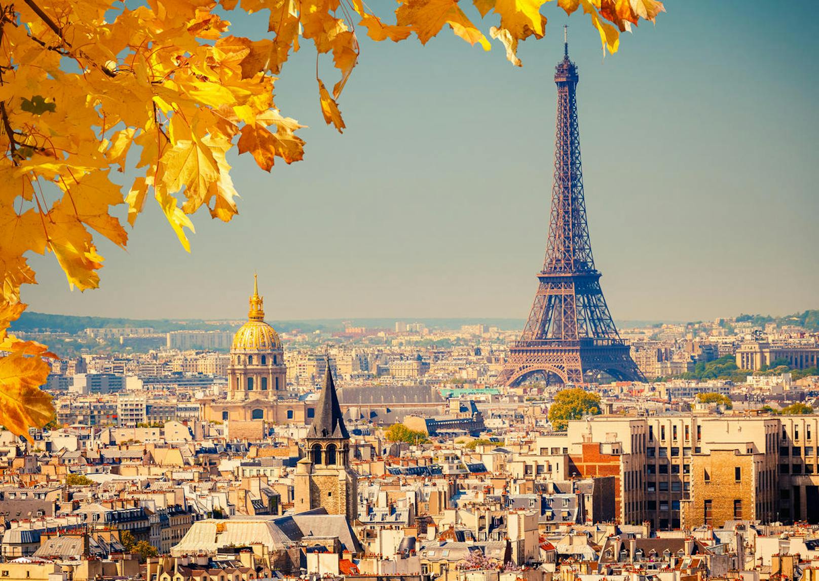 <b>Das (un)verfängliche Souvenir: Paris</b>

Garantiert kein Paris-Urlauber möchte sich die eindrucksvollen Wahrzeichen der Stadt der Liebe entgehen lassen. Ganz gleich ob Montmartre, das wunderschöne Künstlerviertel im Herzen von Paris, Eiffelturm, Notre Dame oder Sacré Coeur - Paris hat einiges zu bieten. Dessen sind sich jedoch auch zahlreiche Gauner bewusst. Junge Souvenir-Verkäufer postieren sich gezielt vor den beliebten Touristenattraktionen und versuchen die Urlauber buchstäblich um den Finger zu wickeln. Erst verwickeln die Händler unwissende Urlauber in ein kurzes Gespräch, verknoten in Windeseile ein geflochtenes Stoffarmband um das Handgelenk der verdutzten Touristen. Das Stoffarmband wird dabei so fest zugeknotet, dass es sich nicht mehr abnehmen lässt. Im nächsten Schritt verlangen die verlangen die Händler dann einen saftigen Preis für das Accessoire.

<b>Tipp:</b> Urlauber sollten die Verkäufer einfach ignorieren und gegebenenfalls die Hände einfach schnell in die eigenen Hosentaschen stecken.