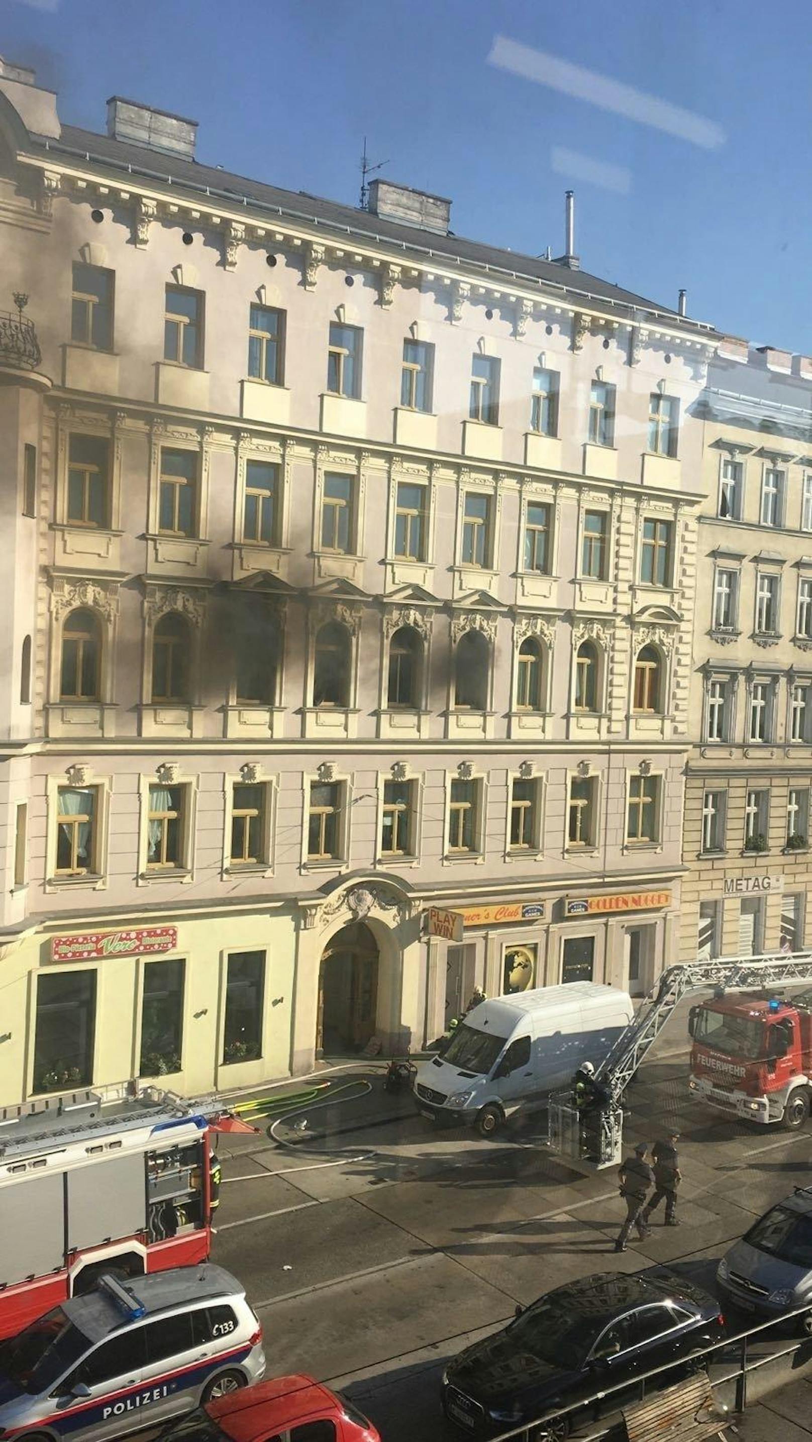 Feuer-Alarm in Wien-Alsergrund: Eine Wohnung gegenüber der U-Bahn-Station Nußdorfer Straße brennt.