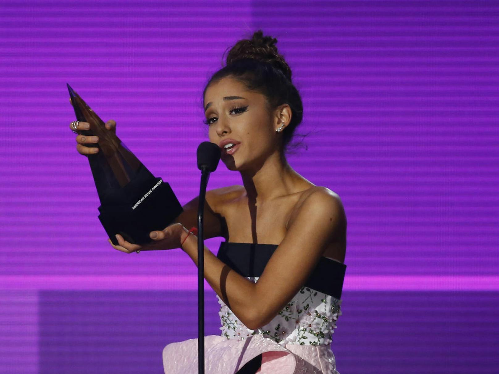 Ariana Grande erhält einen Award bei den American Music Awards in Los Angeles im November 2015.